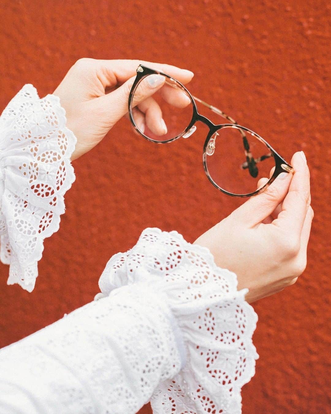 Zoff Officialのインスタグラム：「Zoff UV クリアサングラス / ZA201G03_29E1 Model @xxmeixx1208  彫金を施したメタルをフロントパーツとテンプルに配置した人気のコンビネーションタイプ。「Zoff UV CLEAR サングラス」は紫外線のみならず、420nm(ナノメートル)までの有害光もカットするUV420の高機能レンズを搭載。新たにレンズ裏面のUV反射を防止するコートもプラスされたので360度365日、紫外線からあなたの目をガードします☀  #Zoff #こう見えてサングラス #FASHION #eyewearstyle #メガネ #ゾフ女子 #Zoffコーデ #ZoffUV #クリアサングラス #東京 #tokyo #eyewear #glasses #optical #instaglasses #glassesfashion #instafashion #アイウェア #コーデ #ファッション #今日のファッション #メガネ女子 #メガネコーデ #紫外線対策  #紫外線 #紫外線対策グッズ #streetsnap #tokyosnap #ヘアアレンジ #おしゃれ女子」