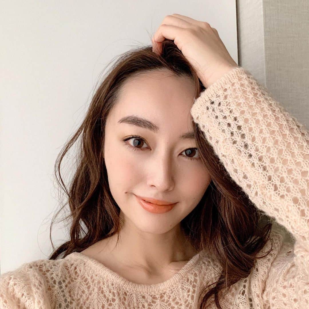 小祝麻里亜のインスタグラム：「お家にいる時間が増えたので、せっかくだから、色々載せていこうかと…💇‍♀️今日はヘアアレンジ❣️ 2枚目に、髪を巻いた後のいつものルーティンを載せました。iPhoneの動画で撮ったわりには画質が綺麗✨(iPhone11じゃないけど) ． 使ったアイテムは天然成分95%以上の @lilay0510 のマルチオイルとマルチバーム。ポーチ入りのコンパクトなものをgetしたから、旅行や実家に泊まる時も重宝してます👌😊(メイククレンジングにもなるよ！) ． ． ＿＿＿＿ #ヘアアレンジ #ヘアスタイル #ルーティン #ヘアアレンジ動画 動画 #hairarrange #hairstyle #lilay #lilaymini #hairbalm #hairoil #hairmovie #트리트먼트 @lycka_inc」