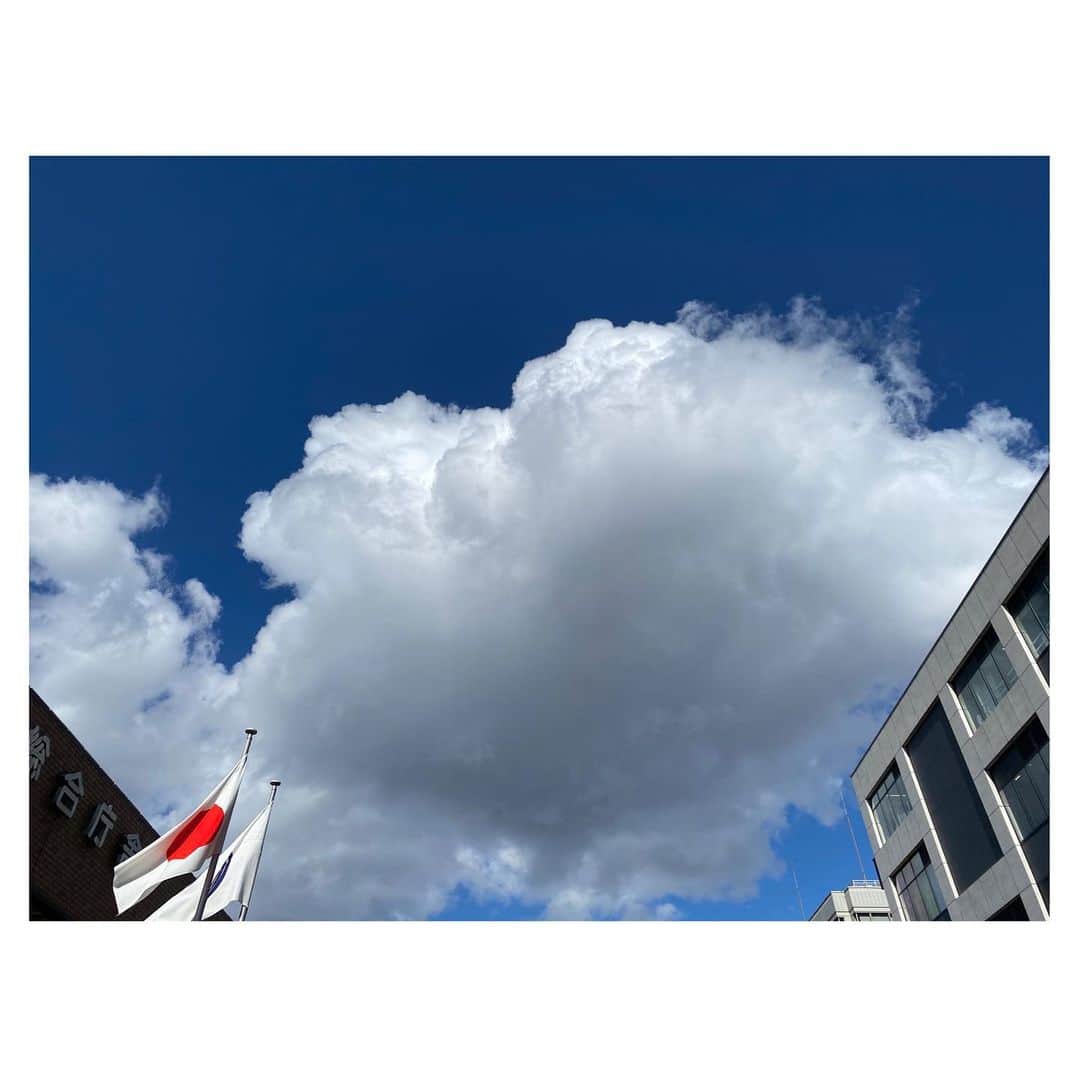 落合萌のインスタグラム：「今日は空の青が濃いぃねぇ〜🌍 そして大迫力の雲☁️ #加工なし」