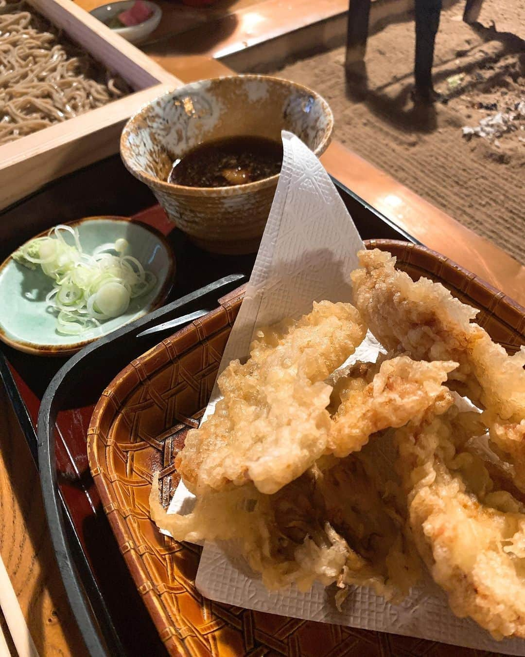 堀みづきさんのインスタグラム写真 - (堀みづきInstagram)「酒田市の山奥にあるお蕎麦屋さん「生石　大松家」🌳 築170年のリノベーションした古民家で囲炉裏焼きと板そばが食べられるお店🍴💕 お雛様が飾ってあったよ🎎 店内も大きな囲炉裏やアンティーク家具、古民具が置かれた土間がとっても素敵。 お店の雰囲気もここで食べるお蕎麦も大好きで昔から行きつけのお店です👏👏 囲炉裏のある店内で地元の農家から仕入れるそばの実を使ったコシのある手打ち麺が最高なの☺️👌 庄内名物の豚天蕎麦がサックサクでとっても美味しかったよ🐖💗 弁慶めしも絶品でおすすめ🍙🤤 #酒田駅から車で20分　#酒田　#お蕎麦　#生石大松家　#古民家」3月16日 17時12分 - mizuki_027