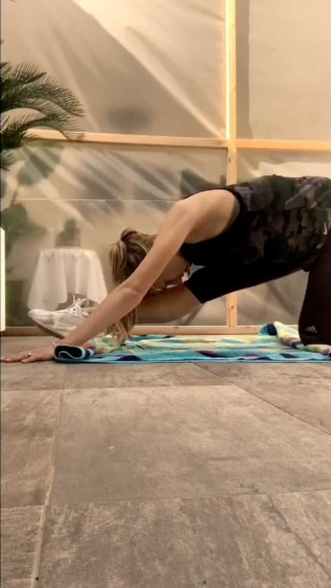 マリナ・デュランダのインスタグラム：「I guess a positive vibe is what is most needed in our society at the moment🙏🏻 #covid-19 #stayhome #beresponsible #befit #spreadpositivity #smile #behealthy #takecare #ofyourself #andyoursurrounding」
