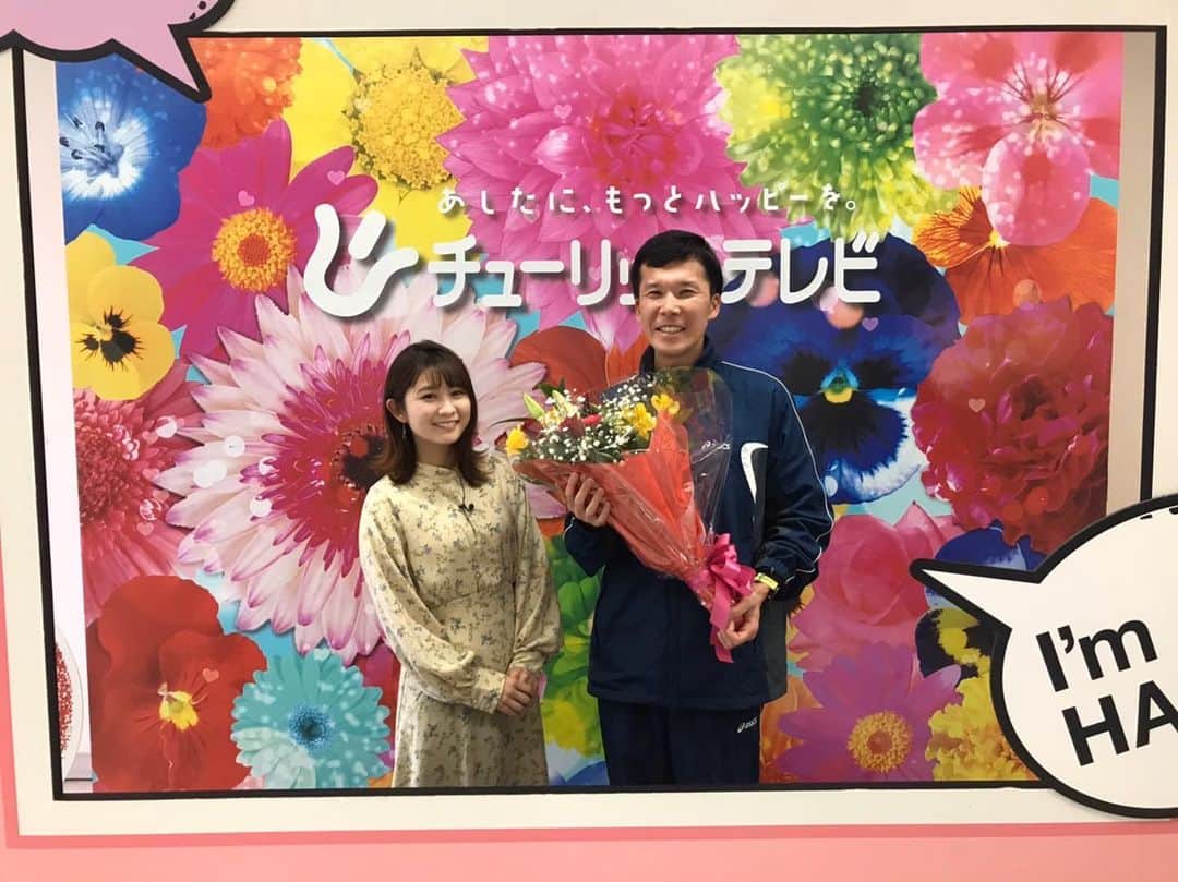 尾島早都樹のインスタグラム：「#競歩 男子50キロの元日本記録保持者で 五輪3大会に出場した#山崎勇喜 選手 。 . 現役最後のレースから一夜明け、 N6に出演していただき 21年の競技人生を 映像とともにたっぷりと振り返りました！ . きょう感じたのは 高校時代から変わらない、 競技に対するひたむきな姿と とても温かなお人柄。 . 特に2004年のアテネ五輪、 2007年の世界陸上は 家族でテレビの前で応援していたこともあり、 初対面ながら、きょう、直接お話を聞いて 勝手にじんときてしまいました。 . 今後は自衛官になられるということですが、 指導者になり まだまだ競歩には携わっていきたいとのこと。 . 指導者としての活躍も楽しみにしています！ 山崎選手、21年間お疲れ様でした🌸👟 . . #チューリップテレビ #ニュース6」