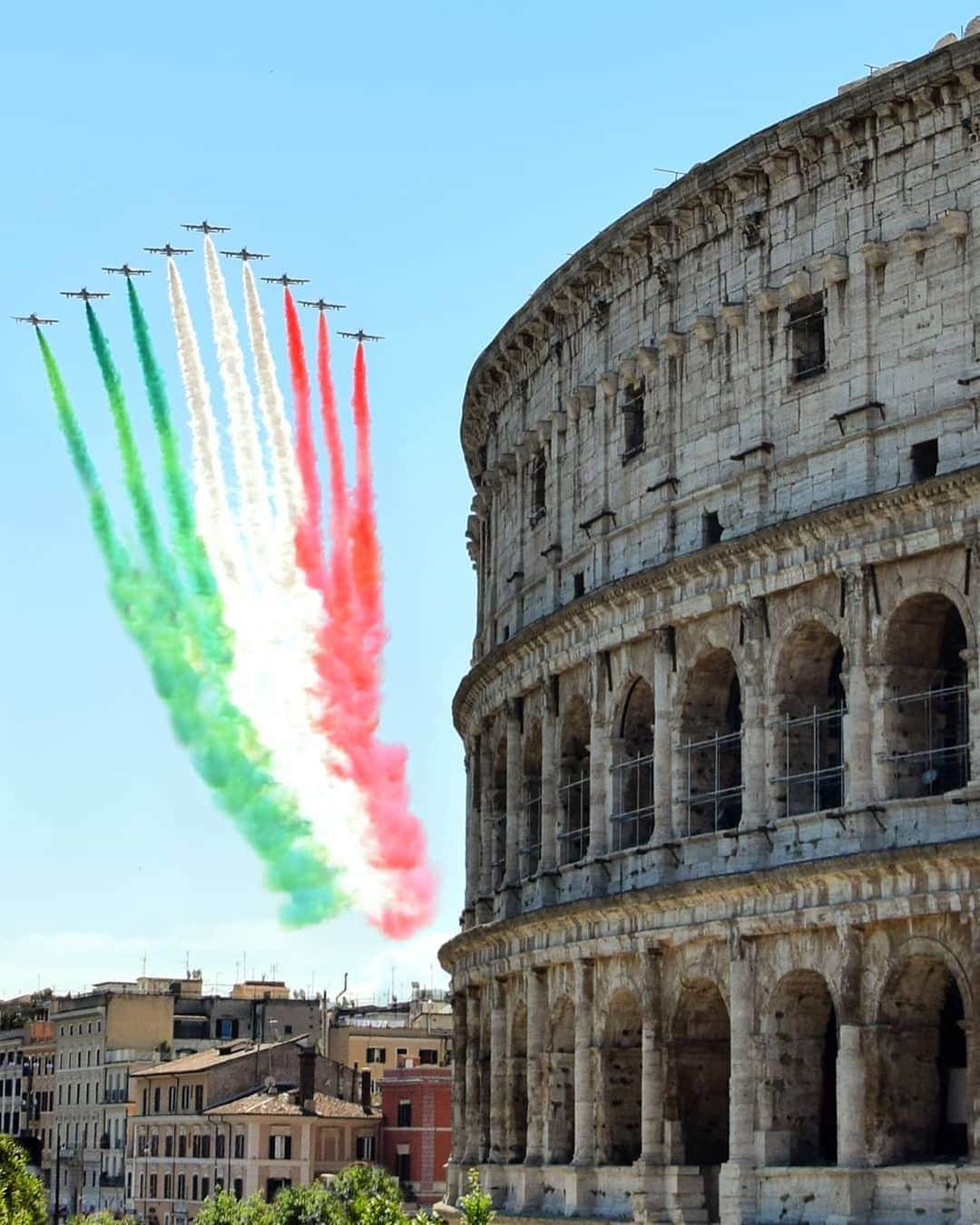 bestvacationsのインスタグラム：「#Italy is by far the worst affected country in Europe so far. Stay strong Italy, and of course, the rest of the world! 🙏🏽 I worry deeply for the elderly at this time. Please stay home!!! 🙏🙏🙏 📷 @fabio_insta88 #BestVacations」
