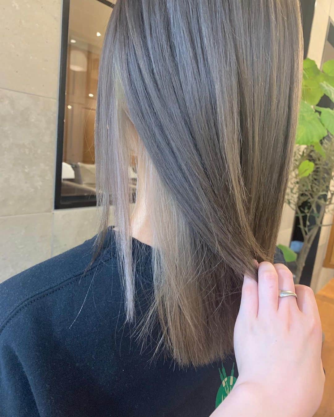 戸島花のインスタグラム：「U-REALMginza行ってきました🐩 前回ブリーチしたんだけど、インナーだけもう一度ブリーチして明るいカラーに。上は大好きくすみカラー。耳横のインナーカラーはやったことあったけど、今回は後ろもがっつりやってます。  風邪ひいてたのもあるけど、仕事もなくなったり、旅行もなくなったりでテンション下がってたんですが、神カラーのおかげで元気になりました🥰🥰 いつも @sao69ri さんありがとうございます。  くすみカラー好きな方は、本当一度で良いからさおりさんの所へ行って欲しい！笑　もうすんごいから！！ #urealm #urealmginza #カラー#ブリーチ #髪質改善トリートメント #くすみカラー #インナーカラーベージュ」