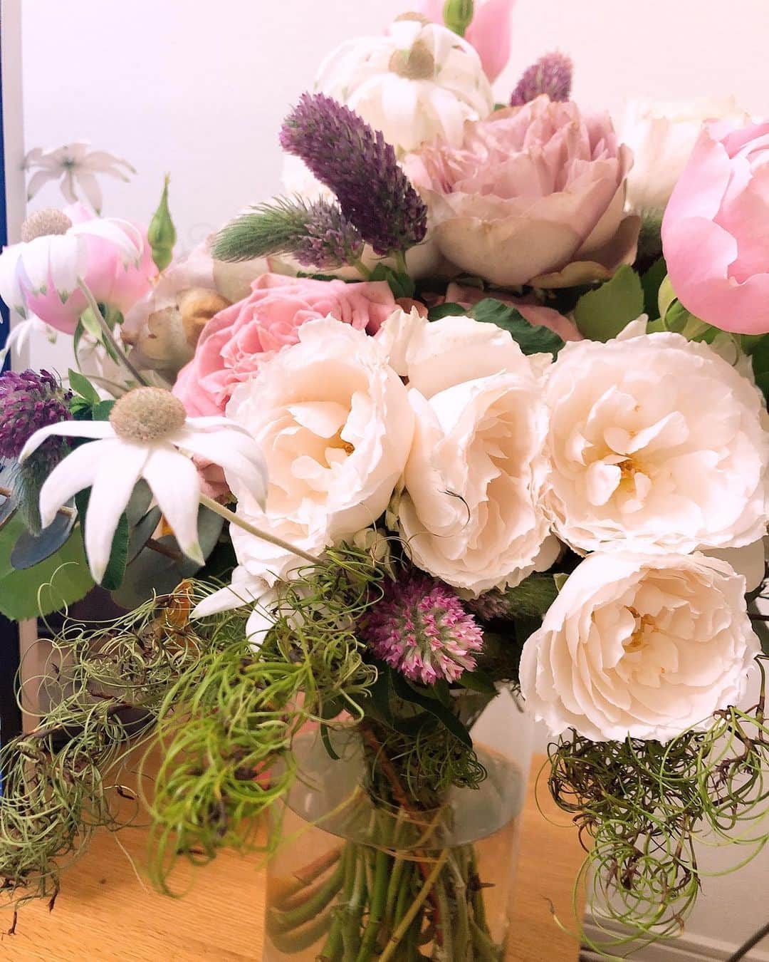 川田裕美さんのインスタグラム写真 - (川田裕美Instagram)「ホワイトデーに買ってきてくれたお花がだいたい咲いた✨💐花見や〜🌸🌸👀」3月16日 22時50分 - hiromikawata163