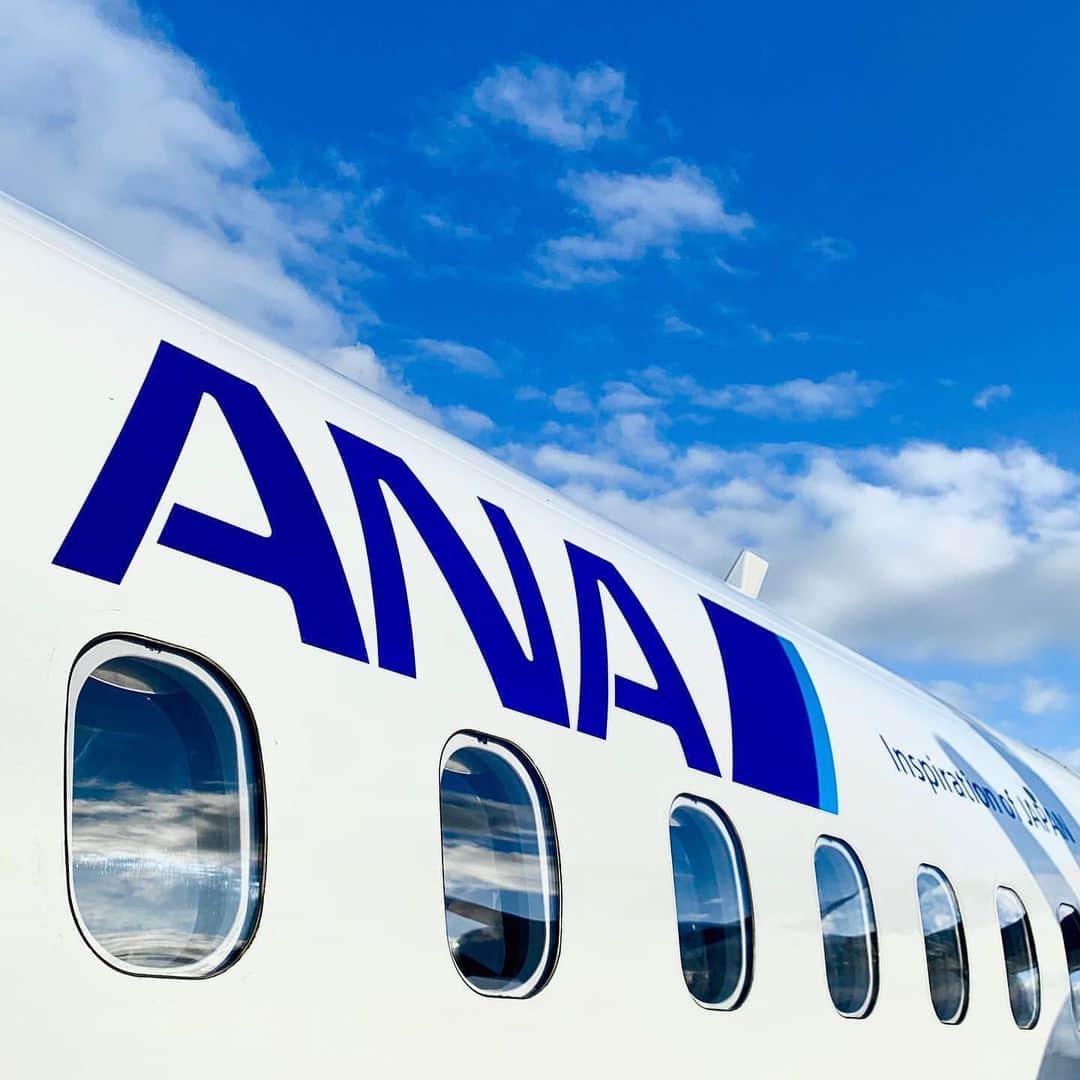 ANAのインスタグラム：「つぎはどんな景色を見るのかな✈️﻿ （Photo：@depart_for）﻿ ﻿ #窓からの景色 #次はどこに行こうかな #機窓  #青空 #一瞬の晴れ間 #しあわせな時間 #わくわく  #リフレクション #雲 #プロペラ機 #空旅 #空色 #旅行 #ダレカニミセタイソラ  #ソラマニ_マドカラ #reflection #sunnyday #blue #cloud #sky #airplane #ana_jp﻿ ﻿ 機窓からの風景は「#ソラマニ_マドカラ」をつけて投稿してね📷インスタやANAの各メディアでご紹介していきます💙」