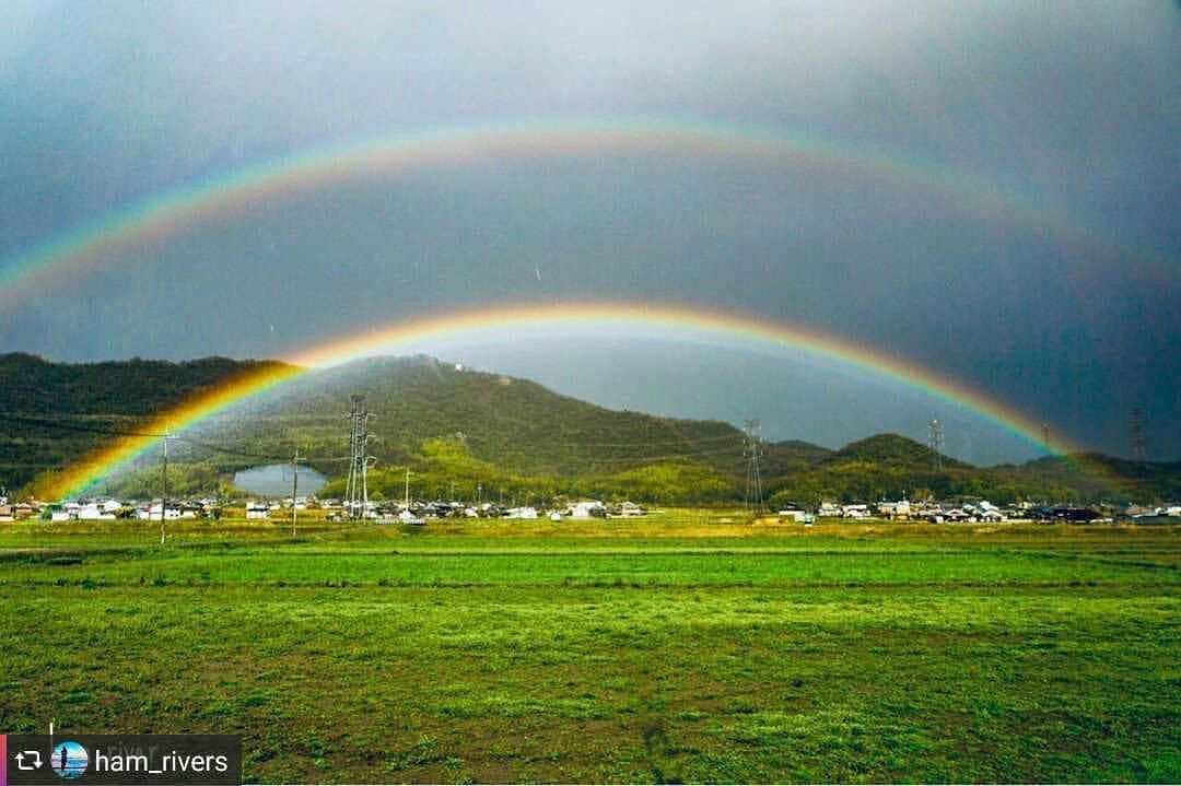 のインスタグラム：「兵庫県公式インスタグラム『love_hyogo』です。  love_hyogoでは皆さんが#lovehyogo のハッシュタグを付けて投稿していただいた写真の中から紹介をさせていただきます。 素敵なお写真をお楽しみ下さい💕  本日のピックアップは @ham_rivers さんのお写真です👑 ハッシュタグをつけての投稿ありがとうございます🙏  写真は14日、加古川市で見られた光景です📷✨ 世界中で幸運の象徴とされている「ダブルレインボー」です🌈🌈 1本の虹でさえ、なかなかお目にかかれないのに2本だなんて、貴重過ぎますね〜✨🌈🌈✨ しかも2本になると色の配列が逆になるそうで、下の虹は紫から始まりますが、上の虹では始まりは赤になっています🔎  幸運が訪れるサイン❗と言われるダブルレインボー✨ 今までの頑張りが認められ、次のステップに進む卒業のサインや、人生の好転、願い事が叶う…など、とにかく世界中で吉兆づくしの意味を持つそうです💕 これはもう皆さんにも幸せになって欲しい❗ 投稿者の@ham_rivers さん❗貴重なお写真ありがとうございます✨  みんな幸せになぁれ〜ヾ(｡>﹏<｡)ﾉﾞ✧*。✨✨🌈🌈✨✨ （お好きな可愛いキャラクターに魔法をかけられてる想像をして下さい…） 早く新型コロナウイルスも落ち着いていきますように…🙏💦 兵庫にまつわる投稿は#lovehyogo のハッシュタグをお願いします👈  #兵庫県#兵庫#lovehyogo#love_hyogo#photooftheday#followme#加古川市#ダブルレインボー #虹#虹🌈#吉兆」