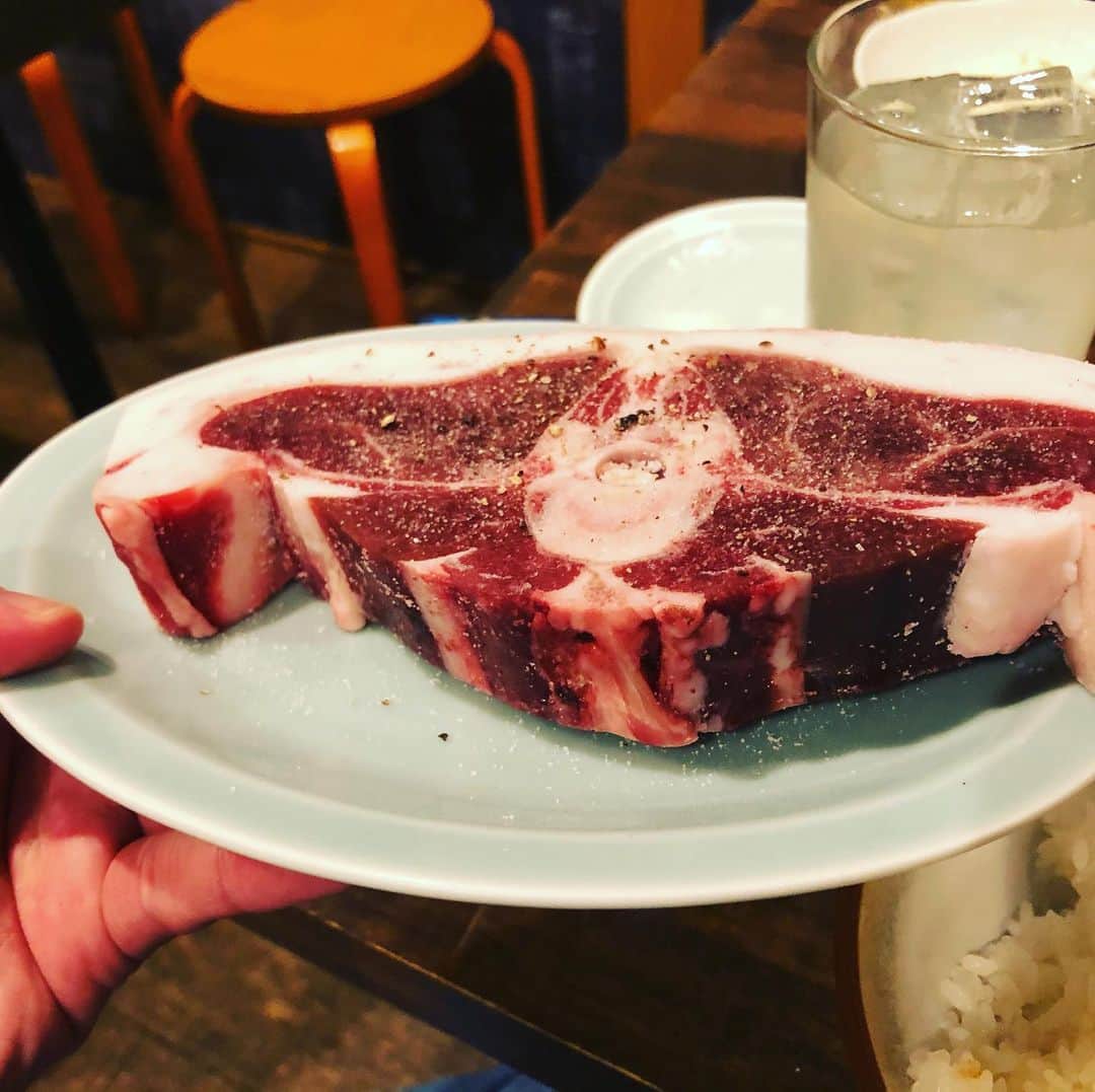 佐伯ポインティのインスタグラム：「肉塊を食べた。持った感想は2枚目」
