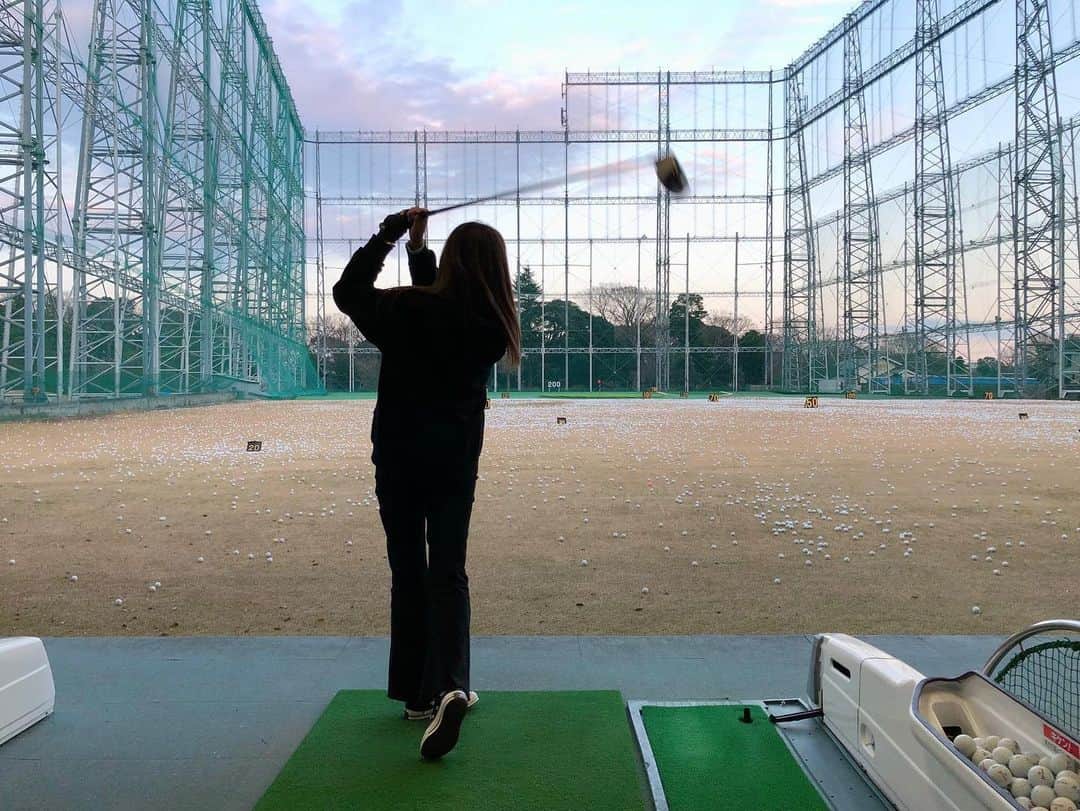 久松郁実さんのインスタグラム写真 - (久松郁実Instagram)「﻿ ﻿ ゴルフ練習⛳️﻿ 新しいゴルフバックが﻿ 可愛くてテンション上がります🧡🥰🧡﻿ （洋服グチャッとなってしまった🤦‍♀️）﻿ ﻿ ﻿ 大好きだったドライバーが﻿ 1番下手になっていて焦る🥶焦る🥶💦﻿ ﻿ ﻿ #ゴルフ﻿ #ゴルフ女子　﻿」3月16日 17時37分 - ikumi_hisamatsu