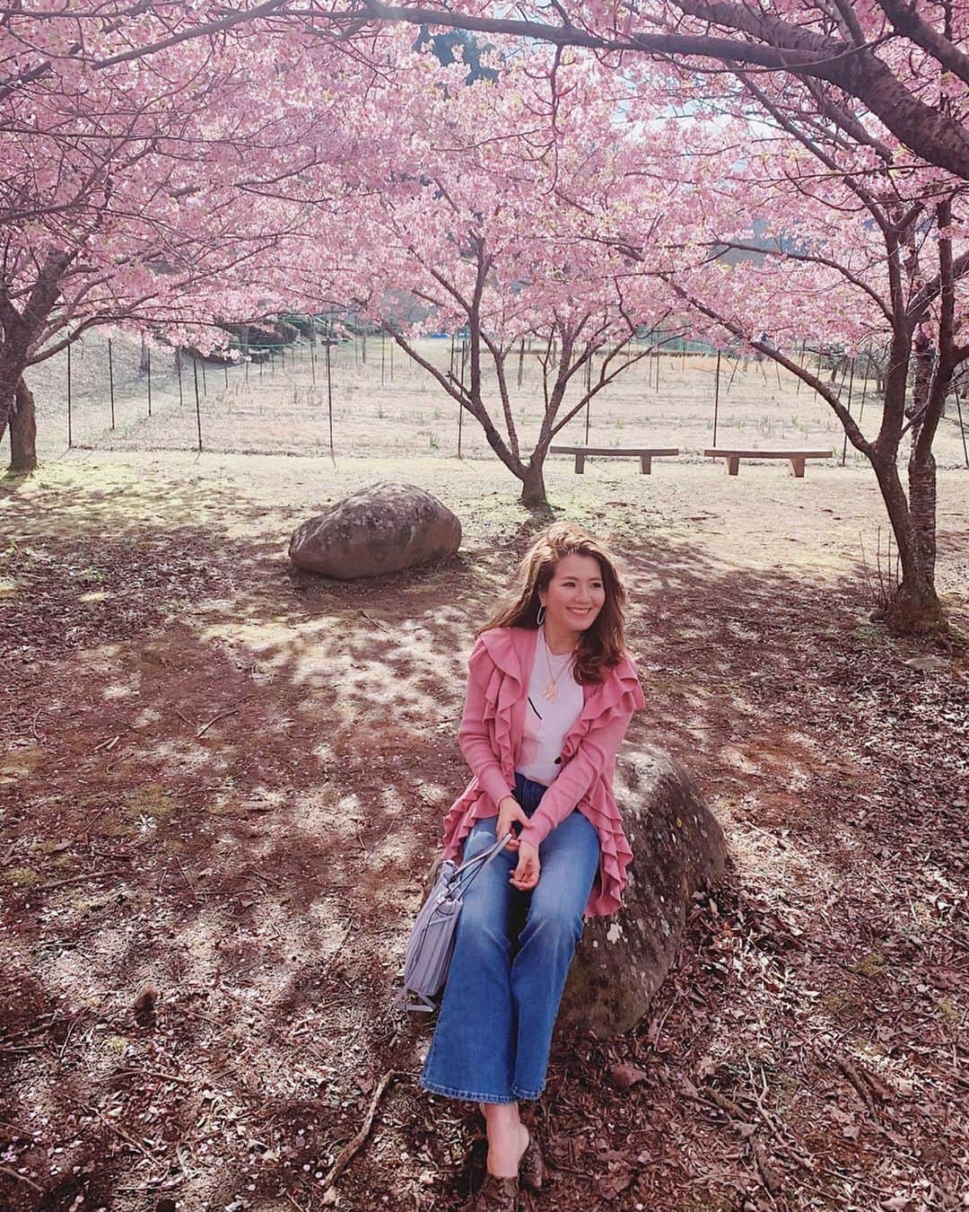 misatoさんのインスタグラム写真 - (misatoInstagram)「♡︎ʾʾ PINKを着てお出かけしたら 綺麗な桜に出会ったよ🌸 自然のレフ板🌸のおかげで 写真もほんのりピンク色に🥰 . ずっと家に引きこもりがちな毎日で 気持ちも下がりがちだけど こうやって自然に触れるとこころが復活するなぁ♡ 次は滝に行きたい😂(無類の滝好きw) . 暗いニュースばかりだけど (もちろんその事は頭に入れつつ🦠) 楽しいことも考えて行こう♬ . 春はもうすぐ…🌸🌸🌸 . . #ママコーデ#ママファッション #fashion#coordinate #ootd#outfit#pink#ピンクコーデ#プチプラコーデ #桜#フレアデニム #pinkfashion #japan#cherryblossom #桜満開 #春めき桜#身延町 #山梨#お出かけ#hm#zara#bershka#ファッション#ピンクファッション#japan」3月16日 17時37分 - leialoha319