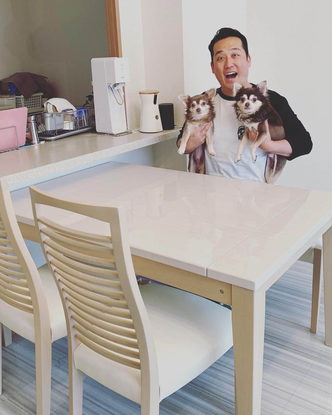 のインスタグラム：「我が家に新しいダイニングテーブルとチェストがやってきました！！！ ダイニングテーブルは伸縮式で最大180まで伸びるやつ！！！ 憧れのベンチシートも✨✨✨ 注文してからずっと待ってました！！！ 地元神戸「家具マーケット」@kagu_market さんには本当に沢山の種類の家具があって最高です✨✨✨ #家具マーケット #藤崎マーケット」