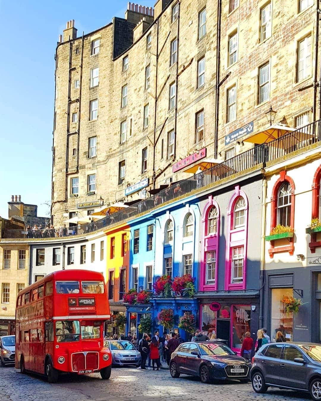 JALさんのインスタグラム写真 - (JALInstagram)「. Victoria Street in Edinburgh brims with color and energy🌈 #ChargeUpMarch  #エディンバラ の美しい街並み✨ ヴィクトリアストリートは特にカラフルで元気になれるスポット💫 . . photo by @almondrock_sews Post your memories with #FlyJAL  #JapanAirlines #uk #scotland #edinburgh  #victoriastreet #colorinspiration」3月16日 17時30分 - japanairlines_jal