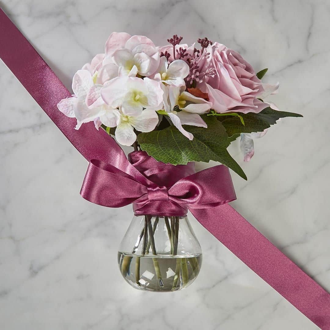 ローラアシュレイのインスタグラム：「Spoil your mum this year with flowers that will last far beyond Mother's Day. Order now to receive one of our beautiful faux flower bouquets in time for Mother's Day and enjoy an amazing 40% off.」