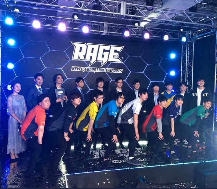 ダイキさんのインスタグラム写真 - (ダイキInstagram)「昨日は 「RAGE Shadowverse 2020 spring」を 田中萌アナと布施宏倖アナと３人で楽しくMCやらせて頂きました！！ まだまだ至らない部分ばかりでしたが ありがとうございました！ 6,000人以上の中から選ばれたファイナリスト8人の激闘を見守れて本当に感謝です！ シャドバ最高だし、ゲームが大好きです！ これの予選がブルゾンさんとコージと最後の仕事だったのも感慨深いです。。。 #RAGE #shadowverse  #シャドバ」3月16日 17時30分 - daiki_sugiura0619