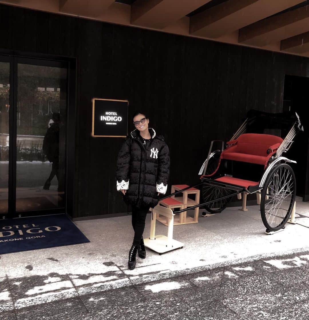 紺谷みえこのインスタグラム：「日本第一号ホテルとしてopenした @hotelindigohakonegora へ行ってきたよ ・ 初日の祝い花の迫力笑。ストーリー性とデザイン性溢れる建築、全室プライベート温泉付、エネルギーを感じさる厳選食材、素敵でした。 ・ #ホテルインディゴ箱根強羅  #箱根　#温泉　 #旅行　#家族　#オープン　#旅女　#グッチ　#モデル　#がんばろう箱根　 #indigohotel  #japan #hakone #onsen #gvgv #photo #model #fashion #ootd #cordinate  #gucci」
