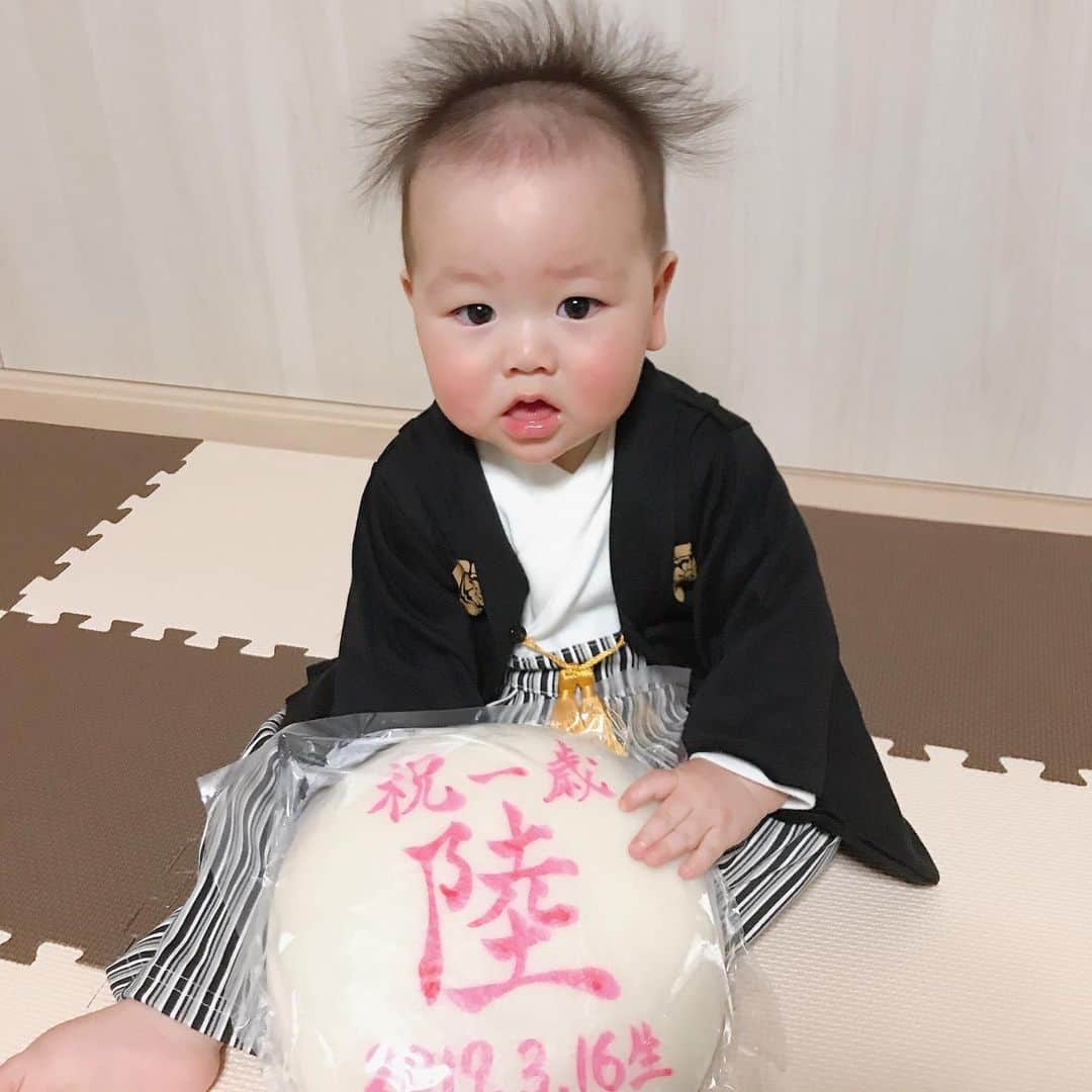 田中明日菜のインスタグラム：「甥っ子《陸》1歳おめでとう🥳🎂🎉 おめめぱっちりくにメロメロ😍🤤💕 髪の毛いつまでふわふわなんかな〜👶🤣 #おばさんとは呼ばせへんぞ #あっすーって呼ぶんやで #一生食べ物に困りませんように #一升餅 #R」
