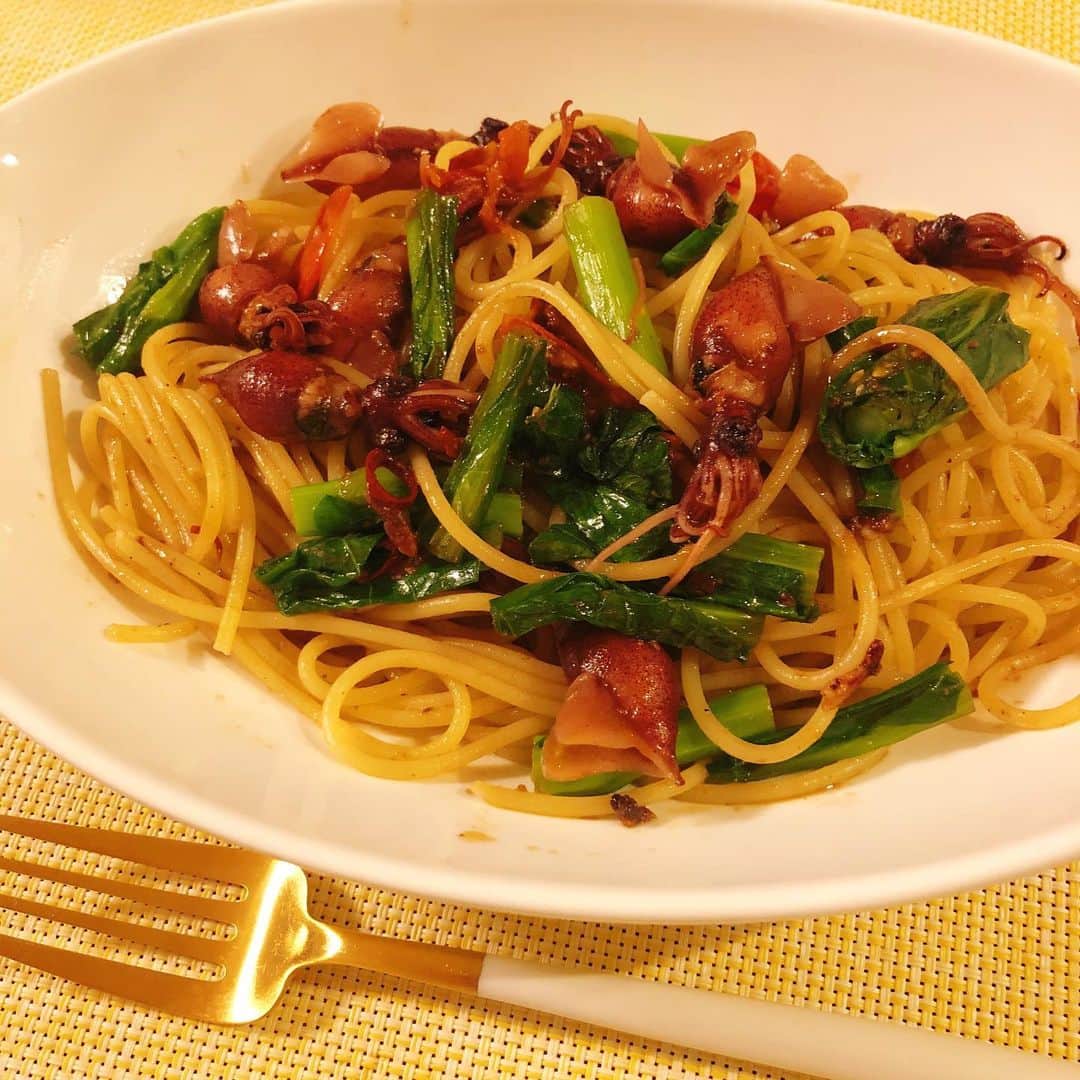南條早紀のインスタグラム：「ホタルイカと菜の花パスタ🦑💛💚 . . ホタルイカの料理、第3弾。 春ですね〜🌸 . . 今シーズンまだまだ食べたい🥺 時期が終わってしまって、 食べられなくなっちゃうのが すでに寂しくて仕方ない…😢笑 . . ホタルイカ料理のレパートリー、 どのくらい増やせるか挑戦してみよっかな🥰 . . #ホタルイカ #ほたるいか #春の味覚 #菜の花 #菜花 #ホタルイカと菜の花のパスタ  #春 #春グルメ #お家ごはん #手料理 #料理 #富山 #富山県 #とやま #toyama #春の風物詩 #グルメ好きな人と繋がりたい #魚好き #アナウンサー #南條早紀 #早紀飯 #なんじょうのにちじょう #富山大好き」