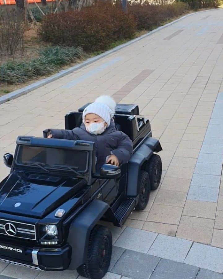 ミン・ヨンウォンのインスタグラム：「오빠는 운전을 한손으로 하지.🙈🙈 #민서오빠 . . 엄빠가 더 잼있어하는거 안비밀. 속도가 2단은 나름 빠르네요. 집안에서 넘나 답답했는데.. 민서 장난감으로 스트레스를 풀게될줄이야... . . . . . . #12갤아기 #돌아기 #벤츠 #지바겐 #benz #첫생일 #아기모델 💌#밍크뮤 👍 #리틀그라운드 #블루독 🐶매니아  #육아일기 #신혼일기 #육아맘 #육아소통 #일상 #소통 #맞팔 #데일리 #황금돼지띠아들 #오오티디  #베이비스타그램 #1stbirthday #present #baby #babyboy #birthdayboy #love #family #friends」