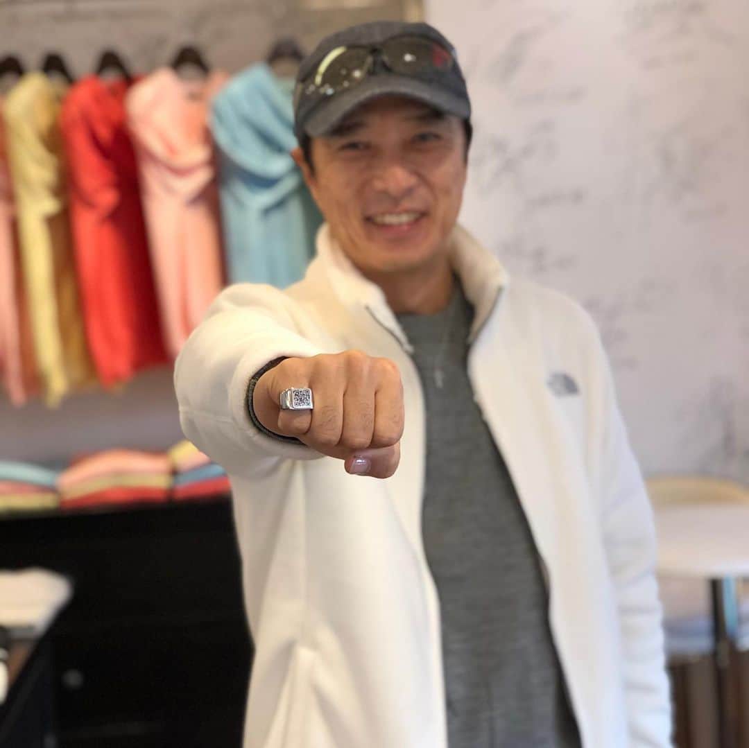 黒田アーサーのインスタグラム：「最初に掲載したQRリングがピント外れでQRコードが読めないとのご指摘を頂きましたので、再度QRリングを載せます😉👍」