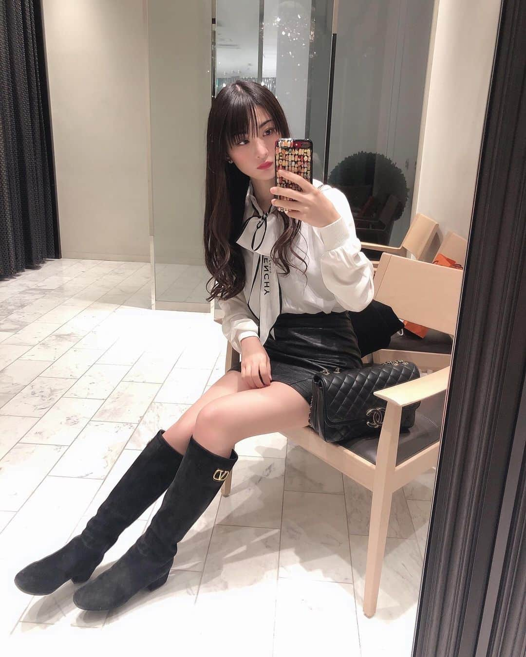 繭さんのインスタグラム写真 - (繭Instagram)「ㅤㅤㅤ ㅤㅤㅤ Coordinate❤︎ ㅤㅤㅤ #blouse #GIVENCHY #skirt #handm #boots #valentino  #bag #CHANEL ㅤㅤㅤ お寿司ケースが目立つ🍣笑 ㅤㅤㅤ #coordinate #繭コーデ #followme #followmejp #followjp」3月16日 17時53分 - mayumayu1008