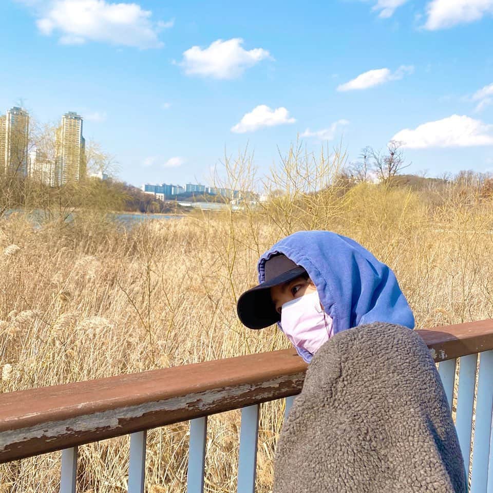 キム・ヒャンギさんのインスタグラム写真 - (キム・ヒャンギInstagram)「바깥공기 날씨 참 예쁘네」3月16日 17時47分 - kimsmell1