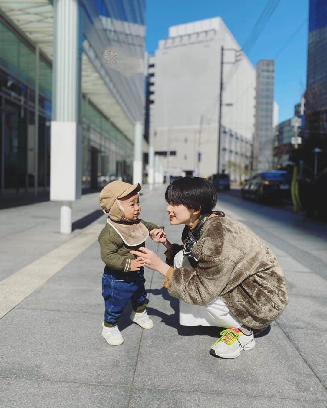 平山奈美のインスタグラム：「久々に家族でお出かけ☀︎ 沢山歩けるようになってきて楽しいね✌︎ .  #一歳 #息子 #男の子 #男の子コーデ #男の子ママ #ママコーデ #プチプラ #ユニクロ #もこもこ #カーキ #リンクコーデ #家族 #お出かけ #休日 #お散歩 #肩車 #親子 #晴天 #あんよ #ショートヘア  #おハゲちゃん #にこにこ #たれまゆ #新米ママ #育児記録」