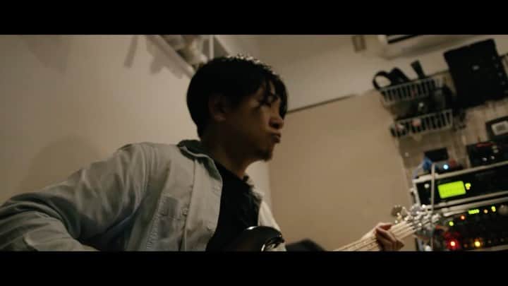 TOTALFATのインスタグラム：「Newデジタルシングル 「Smile Baby Smile」 3/25(水)配信リリース決定！ オフィシャルトレーラー公開！ ・ ・ ・ ＜Shunのコメント＞  苦境に立たされている。 行われるはずだったたくさんのライブは中止、延期。それを楽しみに日々を頑張ってきた人たちの気持ちは行き場を失い、「悲しい」「悔しい」そんな言葉に変換されていくのを見るのが今とても辛いです。だがしかし！こんなことで凹みっぱなしで時が過ぎるのをただ待つなんて俺たちは絶対に嫌なんだ。 ライブハウスが世間の悪者になってしまうような報道や、俺たちミュージシャンがミュージシャンで居づらくなりそうな風潮が飛び交う今、音楽がどれだけ人々の元気の源に成り得るのかってことを証明するべき時がここにあると思います。 そう考えた時に降ってきた言葉を、ステージに立つ俺たちからのメッセージとして曲にして届けます。どうか笑うことを忘れないで、それが難しかったらどんな形でも音楽に寄りかかって、共に生きていきましょう。 助け合って、バンドもライブハウスもお客さんも、みんながまた何も気にすることなく遊べる日に向けて一歩ずつ頑張ろう！  #音楽を止めないTF」
