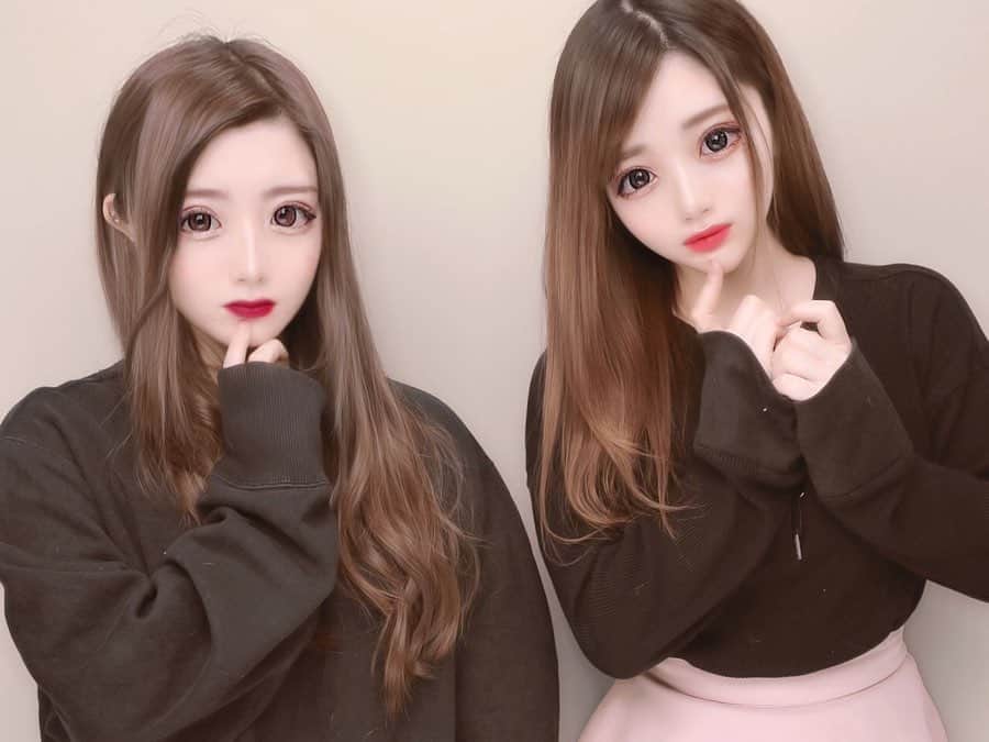 のインスタグラム：「😺🤍🤍 雨で髪の毛ぼっさぼさ 新しい髪色はまた載せる~🍒ᕷ˖° #姉妹#プリクラ#プリント倶楽部#渋谷#instagood#instalike #sibuya#sister#japanesegirl#japanese#japan_of_insta」