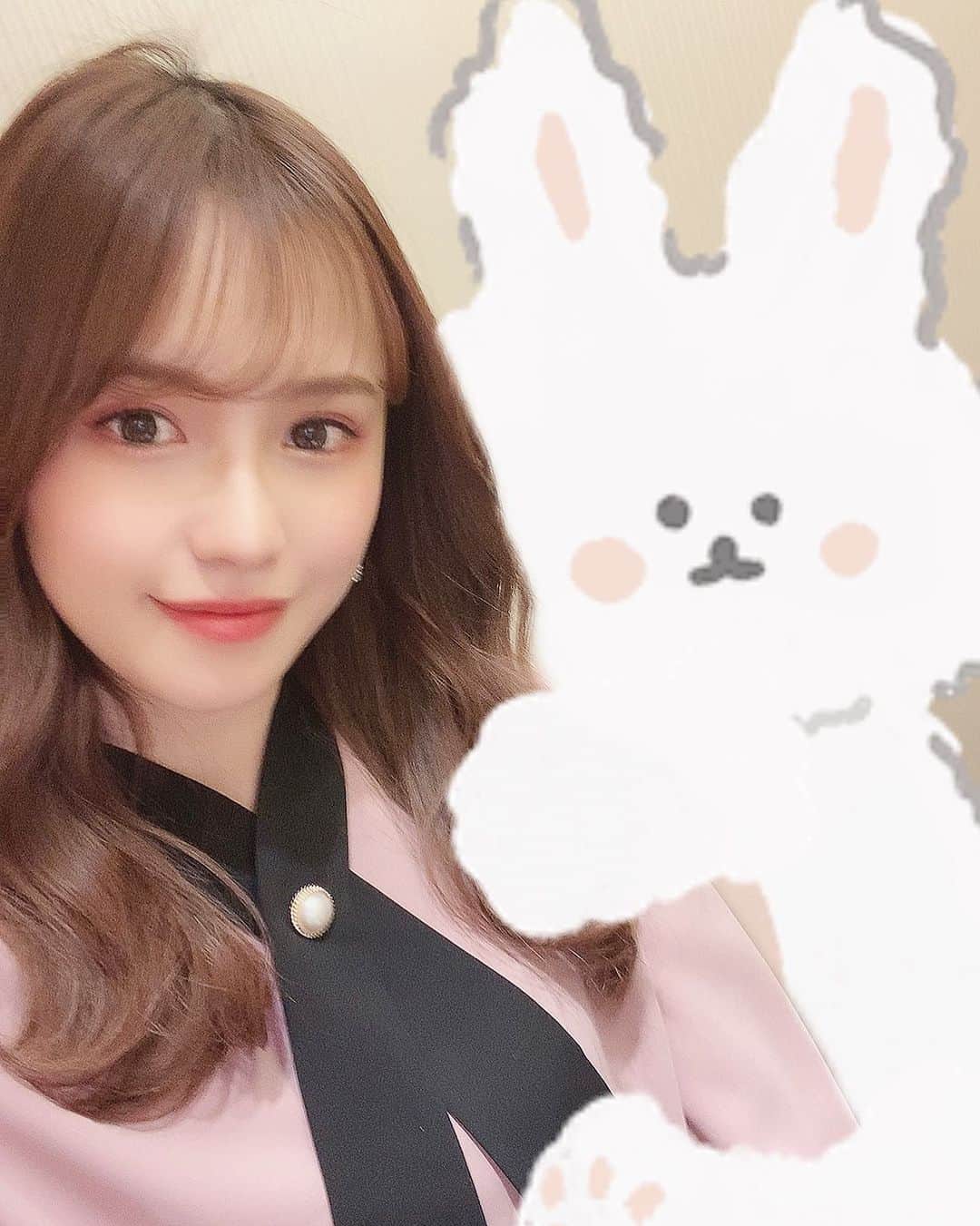 のインスタグラム：「. ぶれてるぐらいが丁度いい✌🏻笑 . 色んな人に服可愛いって褒められた❤︎❤︎ @dholic_official の🌸🌸 (なんでこの写真) . あ、これからTikTokを頑張って更新していこうと 思ってるのでフォローしてねん🤍 . . . #春#春服#ランチ#カフェ#渋谷#シャツ#大人コーデ#大人カジュアル#大人可愛い#オトナ女子#インスタ映え#カメラ女子#写真#ベージュ#シンプルコーデ#スタイル#ダイエット#ナチュラルメイク#韓国#韓国ファッション#springfashion#naturalmakeup#shirt#beige #dholic」