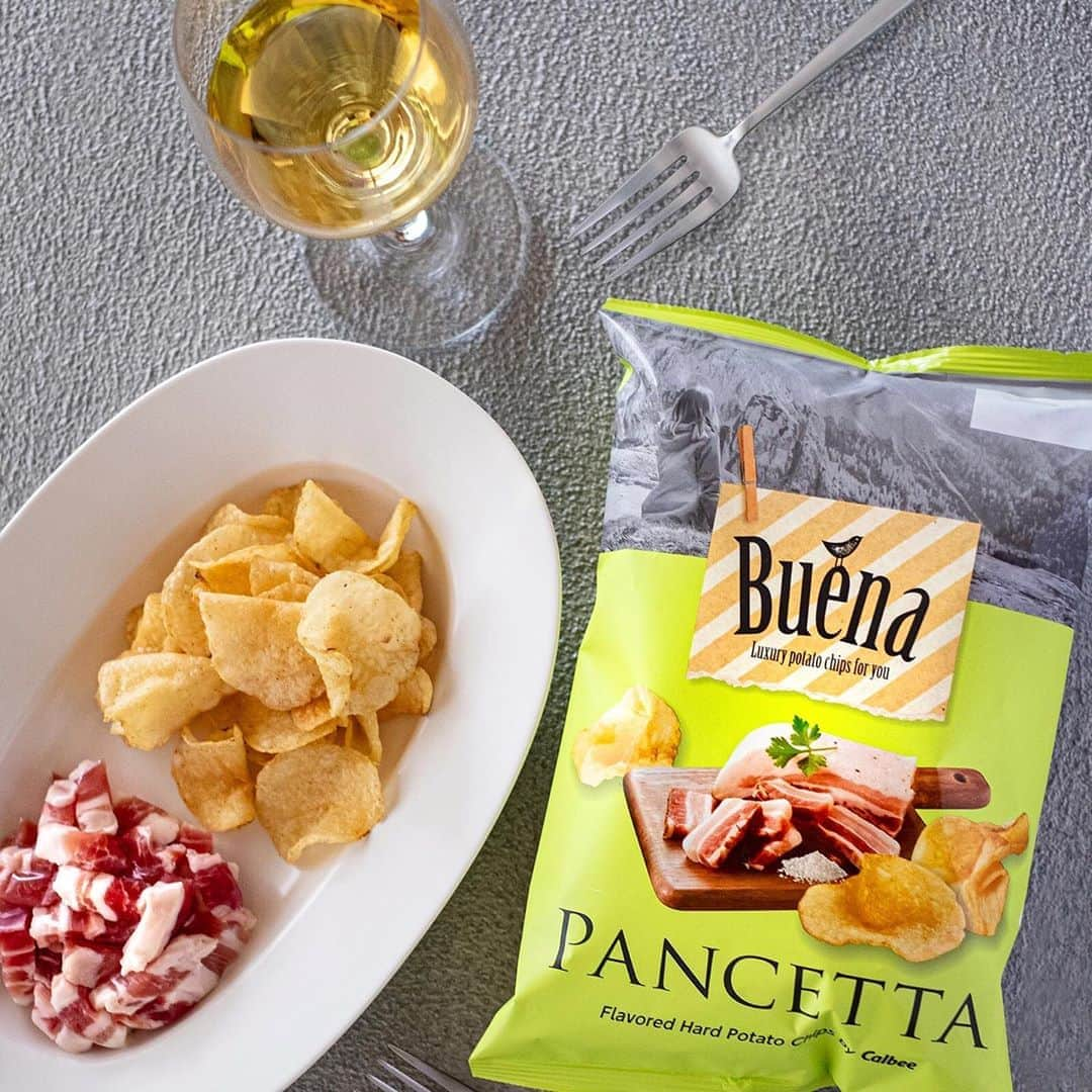 カルビーさんのインスタグラム写真 - (カルビーInstagram)「全国の @akiko_lawson ローソンで期間限定販売中♪ ﻿ 『Buena Pancetta flavored Hard Potato Chips（ブエナ ハードポテトチップスパンチェッタ味）』が新登場♫ ﻿ ﻿ パンチェッタは「生ベーコン」とも呼ばれ、イタリア料理に使用する、塩漬けした豚バラ肉を乾燥・熟成させたもの。 ﻿ ﻿ サクサクっと歯応えのよいハードポテトチップスに、旨みたっぷりのパンチェッタをプラス！ ﻿ お酒にもぴったりな、しっかり味のポテトチップスに仕上がりました♩ ﻿ ﻿ 🏠家で過ごす時間が多くなるこの頃。少しでも素敵な時間になれば嬉しいです♪(*^^*) ﻿ ﻿ ＊全国のローソンにて期間限定販売中です。  #calbee #カルビー #lawson #buena #ブエナ #パンチェッタ #ベーコン #ポテトチップス #ポテト #おやつ #おつまみ #家のみ #pancetta #potatochips #ハードチップス #おしゃれさんと繋がりたい #tablesetting #期間限定 #ローソン #ローソン限定」3月16日 18時09分 - calbee_jp