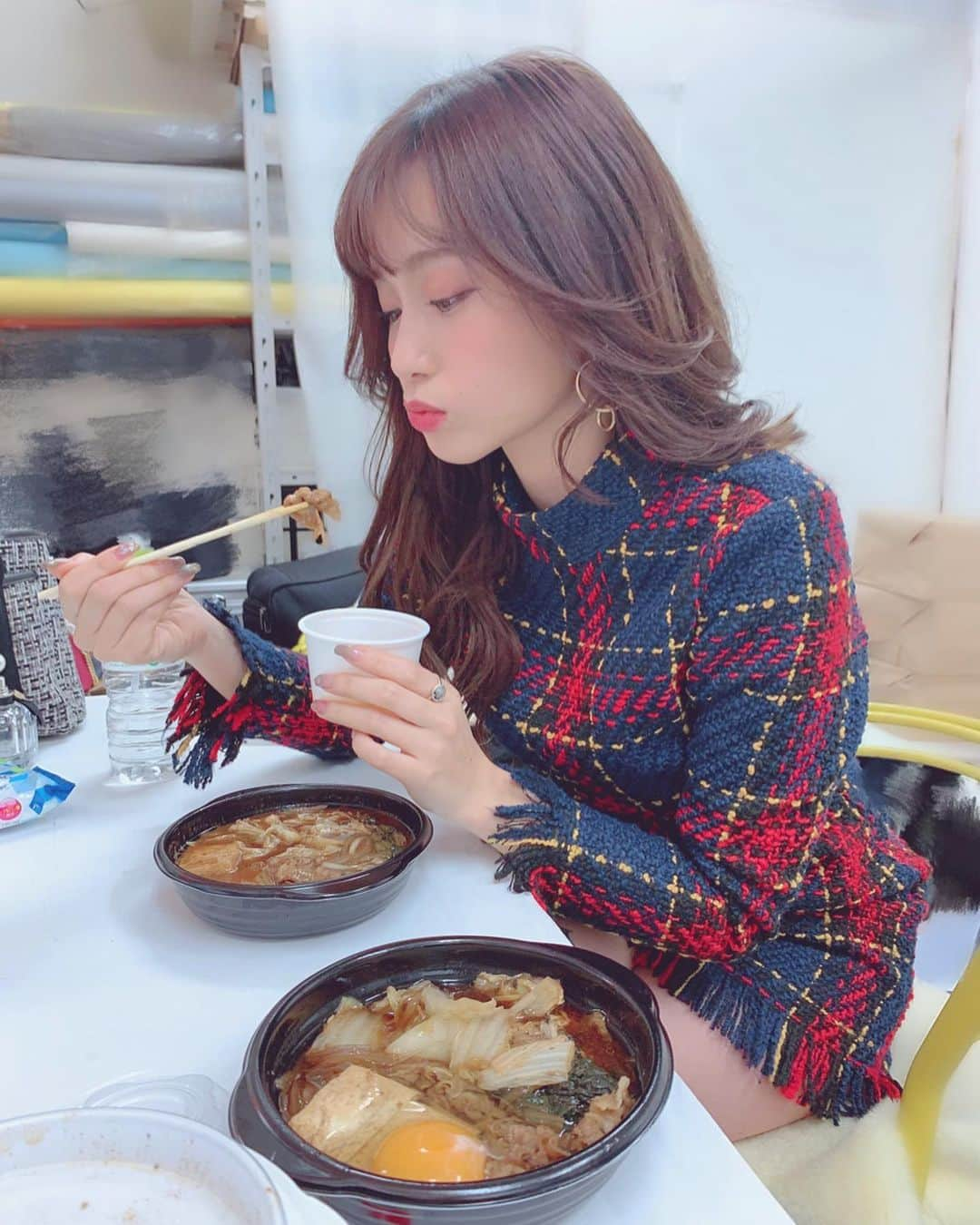 引地裕美さんのインスタグラム写真 - (引地裕美Instagram)「スワイプしてね❣️➠➠➠ . . お昼ごはん、すき焼き🍲 . . たまご間違えて中に入れて . あ。 って時止まってたら マネージャーが交換してくれた🐳 . . #引地裕美 #モデル #rq #レースクイーン #얼스타그램 #照片 #粉我 #ゆうみ服 #패션스타그램 #데일리코디 #패션 #时装 #ツイード #ツイードワンピース #ワンピース」3月16日 18時20分 - yuumihikichi