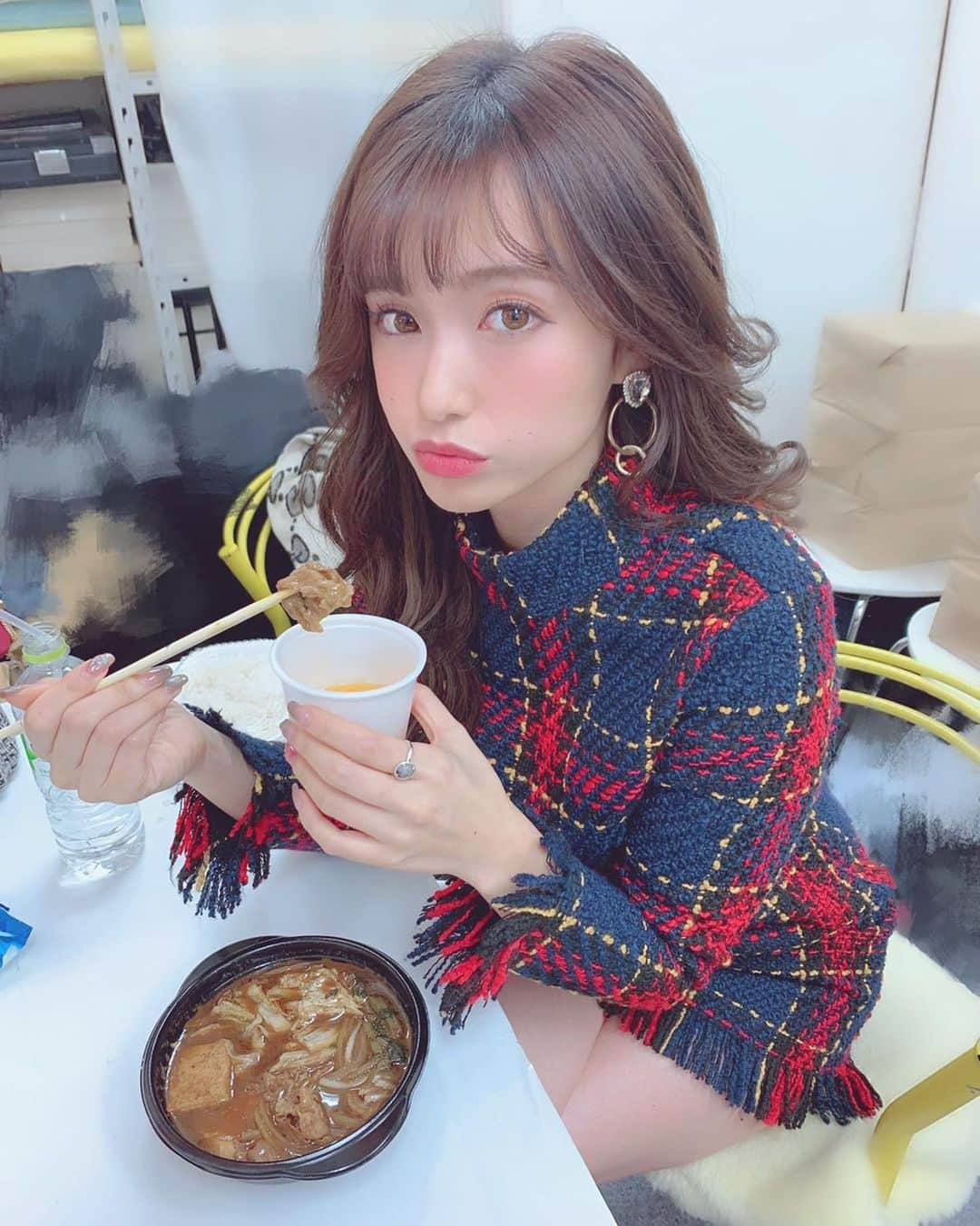 引地裕美さんのインスタグラム写真 - (引地裕美Instagram)「スワイプしてね❣️➠➠➠ . . お昼ごはん、すき焼き🍲 . . たまご間違えて中に入れて . あ。 って時止まってたら マネージャーが交換してくれた🐳 . . #引地裕美 #モデル #rq #レースクイーン #얼스타그램 #照片 #粉我 #ゆうみ服 #패션스타그램 #데일리코디 #패션 #时装 #ツイード #ツイードワンピース #ワンピース」3月16日 18時20分 - yuumihikichi