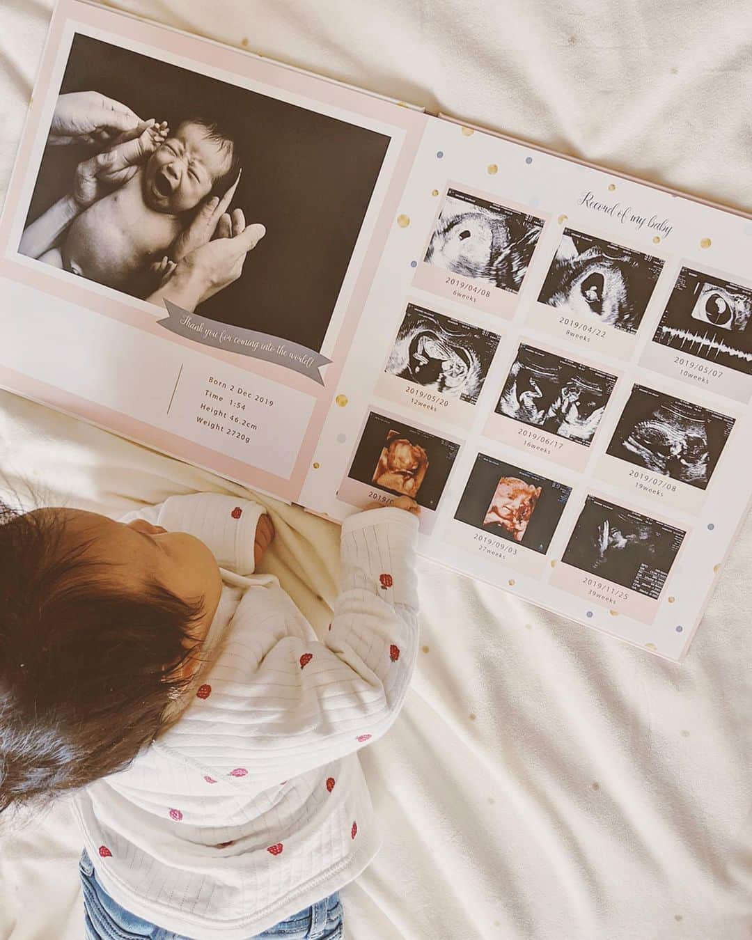 来夏さんのインスタグラム写真 - (来夏Instagram)「#🤰 楽しみにしてた エコーアルバムが完成💕📖 色褪せやすいエコー写真を 素敵な一冊にまとめてもらえる @birth_designoffice 🎁 ちょうど1年前にママの元にやってきてくれて、 まだお腹にいた時間のほうが長いんだなぁと、 改めて神秘的に感じる🥺✨ @newbornphoto.jp さんで 表紙と中表紙の写真を撮っていただきました💓 ぁあ成長がすごいなぁ😭✨✨ 宝物の一冊💎 (本当は可愛いフォントで名前書いてあるけど ふせてます🙏) #エコーアルバム #プレベビーブック #エコー写真 #女の子ママ #ママリ #コドモノ」3月16日 18時14分 - rairairaika