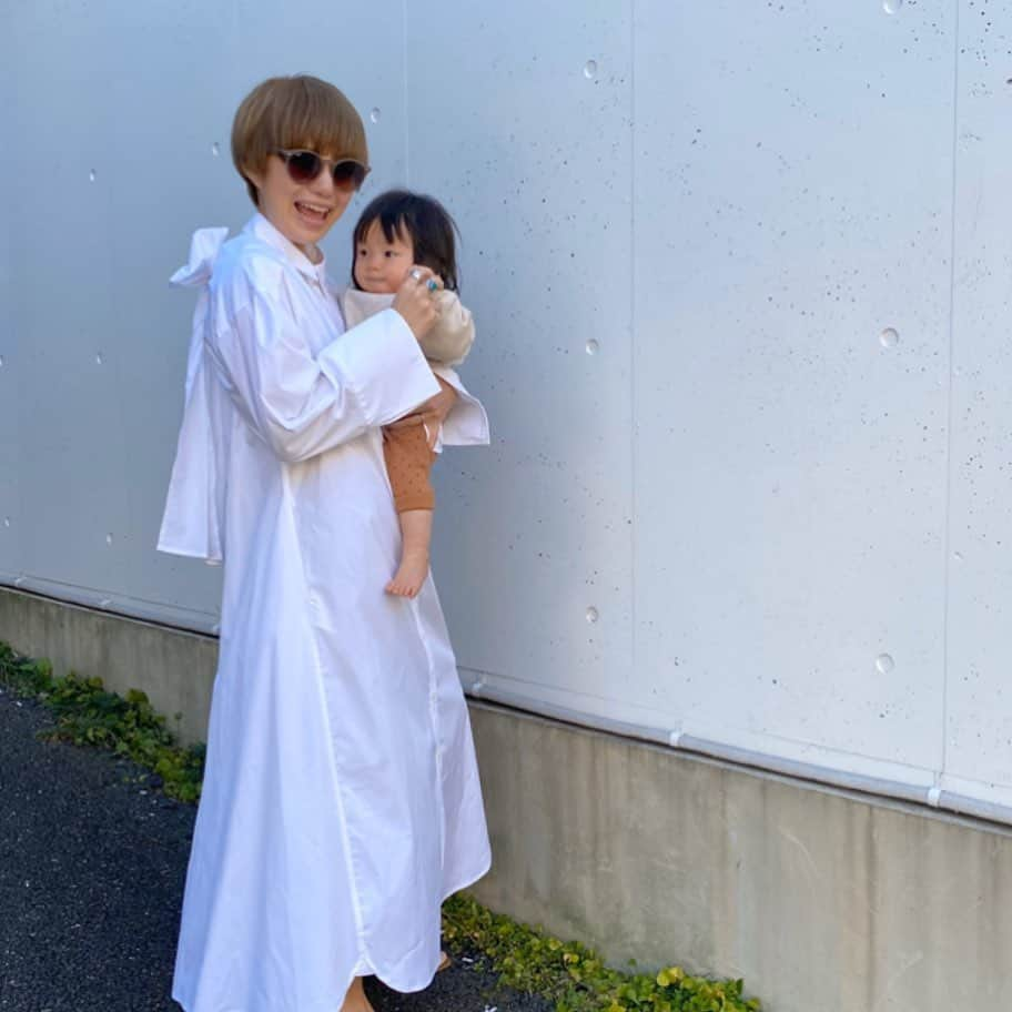 長谷川あやさんのインスタグラム写真 - (長谷川あやInstagram)「👩‍👧👩‍👧👩‍👧#baby#mama#fashion#ootd#outfit#code#coordinate#style#lanvinenblue#ランバンオンブルー#令和ベイビー#生後9ヶ月#0歳#赤ちゃんのいる生活#新米ママ#女の子ママ#小夏のいる生活#ママコーデ#152せんちこーで ・ ・ ・ 風強ぉぉおーーー😂‼️‼️‼️ なんだか強風で移動に必死な1日でした💦 ・ 今日のシャツワンピは ランバンオンブルーのもの🙋‍♀️ 今年で10周年を迎えるみたいです✨ ・ 2月22日には渋谷ヒカリエ3階に 新店舗がオープンしたので ぜひチェックしてみてください💛」3月16日 18時16分 - ayasuke_0516