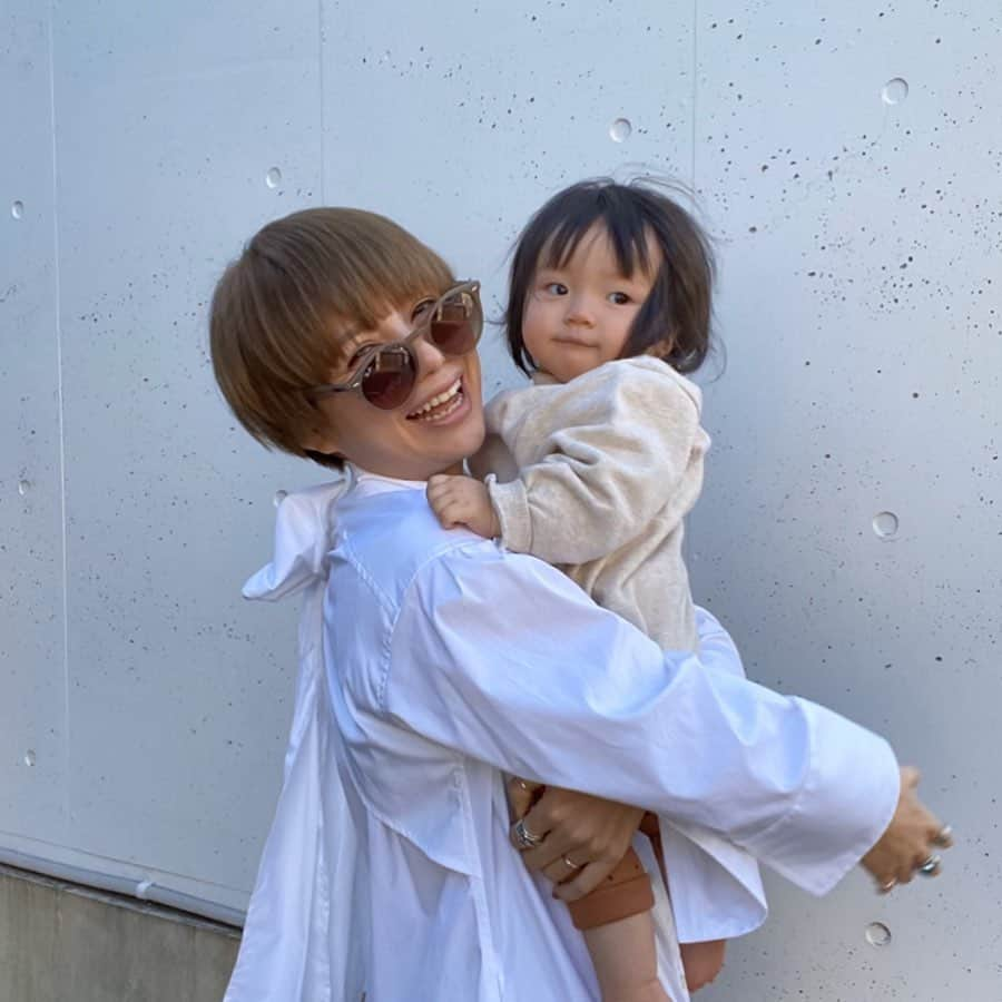 長谷川あやさんのインスタグラム写真 - (長谷川あやInstagram)「👩‍👧👩‍👧👩‍👧#baby#mama#fashion#ootd#outfit#code#coordinate#style#lanvinenblue#ランバンオンブルー#令和ベイビー#生後9ヶ月#0歳#赤ちゃんのいる生活#新米ママ#女の子ママ#小夏のいる生活#ママコーデ#152せんちこーで ・ ・ ・ 風強ぉぉおーーー😂‼️‼️‼️ なんだか強風で移動に必死な1日でした💦 ・ 今日のシャツワンピは ランバンオンブルーのもの🙋‍♀️ 今年で10周年を迎えるみたいです✨ ・ 2月22日には渋谷ヒカリエ3階に 新店舗がオープンしたので ぜひチェックしてみてください💛」3月16日 18時16分 - ayasuke_0516