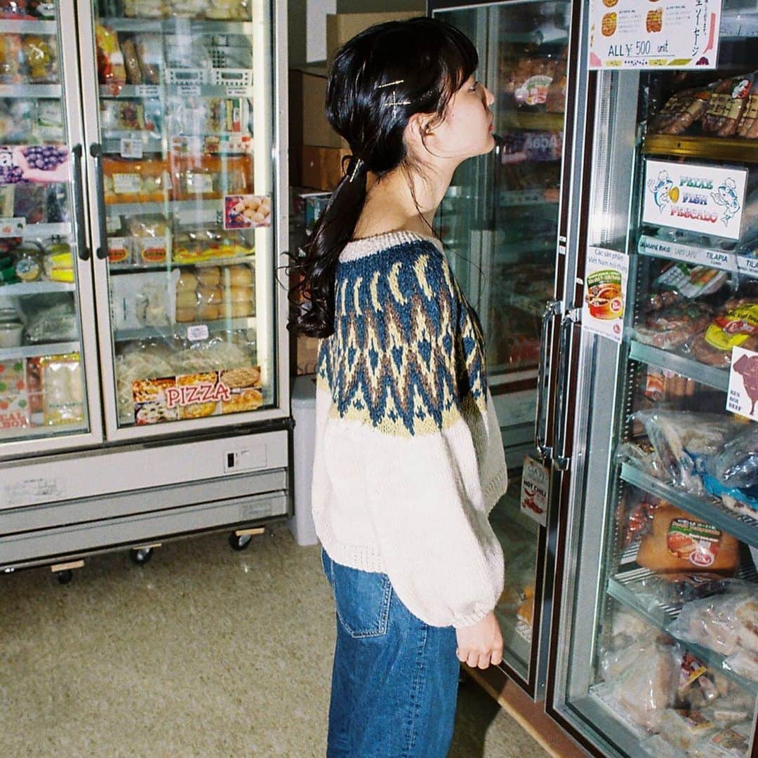 名和風歌さんのインスタグラム写真 - (名和風歌Instagram)「🌙の丸ヨークセーター ㅤㅤㅤㅤㅤㅤㅤㅤㅤㅤㅤㅤㅤ 自分で柄を起こしたセーター！ 色も柄もお気に入り🌜♡ どんどん目数を減らして少なくしていくのが難しくて月の形が変形しないようにするにはどこに配置したらいいのか、、って先生をたくさん困らせてしまったけど、無事にできてよかった🐏🐏 ㅤㅤㅤㅤㅤㅤㅤㅤㅤㅤㅤㅤㅤ  ㅤㅤㅤㅤㅤㅤㅤㅤㅤㅤㅤㅤㅤ 、お店に許可とってます🎞 ㅤㅤㅤㅤㅤㅤㅤㅤㅤㅤㅤㅤㅤ  ㅤㅤㅤㅤㅤㅤㅤㅤㅤㅤㅤㅤㅤ #ふうかのてづくり  ㅤㅤㅤㅤㅤㅤㅤㅤㅤㅤㅤㅤㅤ #手作り服 #ハンドメイド  #丸ヨークセーター #丸ヨーク #ニット #ニット科 #文化服装学院 #文化服装 #ニットデザイン #knitting #knitwear #knitstagram #knit #bunkafashioncollege #handmade」3月16日 18時18分 - fuuka_nw