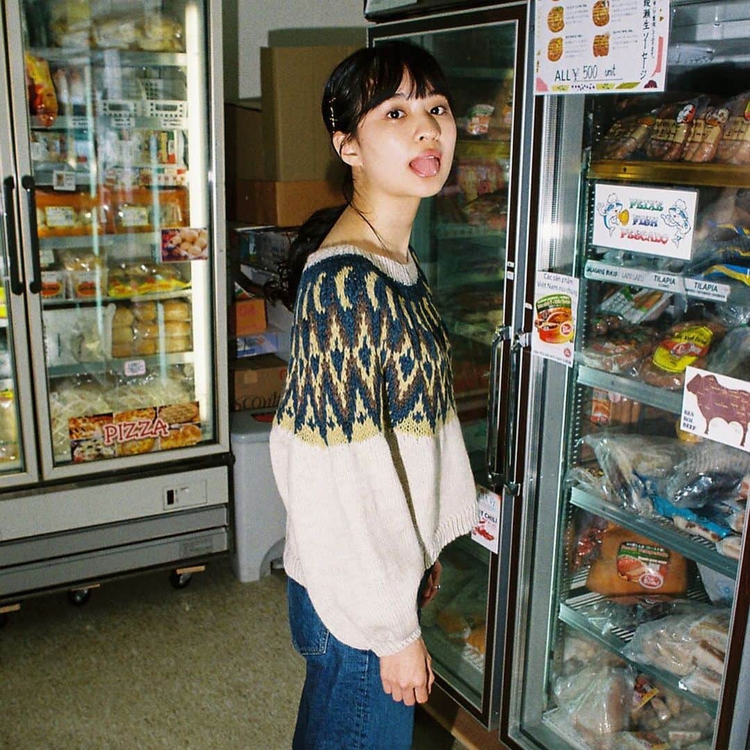名和風歌さんのインスタグラム写真 - (名和風歌Instagram)「🌙の丸ヨークセーター ㅤㅤㅤㅤㅤㅤㅤㅤㅤㅤㅤㅤㅤ 自分で柄を起こしたセーター！ 色も柄もお気に入り🌜♡ どんどん目数を減らして少なくしていくのが難しくて月の形が変形しないようにするにはどこに配置したらいいのか、、って先生をたくさん困らせてしまったけど、無事にできてよかった🐏🐏 ㅤㅤㅤㅤㅤㅤㅤㅤㅤㅤㅤㅤㅤ  ㅤㅤㅤㅤㅤㅤㅤㅤㅤㅤㅤㅤㅤ 、お店に許可とってます🎞 ㅤㅤㅤㅤㅤㅤㅤㅤㅤㅤㅤㅤㅤ  ㅤㅤㅤㅤㅤㅤㅤㅤㅤㅤㅤㅤㅤ #ふうかのてづくり  ㅤㅤㅤㅤㅤㅤㅤㅤㅤㅤㅤㅤㅤ #手作り服 #ハンドメイド  #丸ヨークセーター #丸ヨーク #ニット #ニット科 #文化服装学院 #文化服装 #ニットデザイン #knitting #knitwear #knitstagram #knit #bunkafashioncollege #handmade」3月16日 18時18分 - fuuka_nw