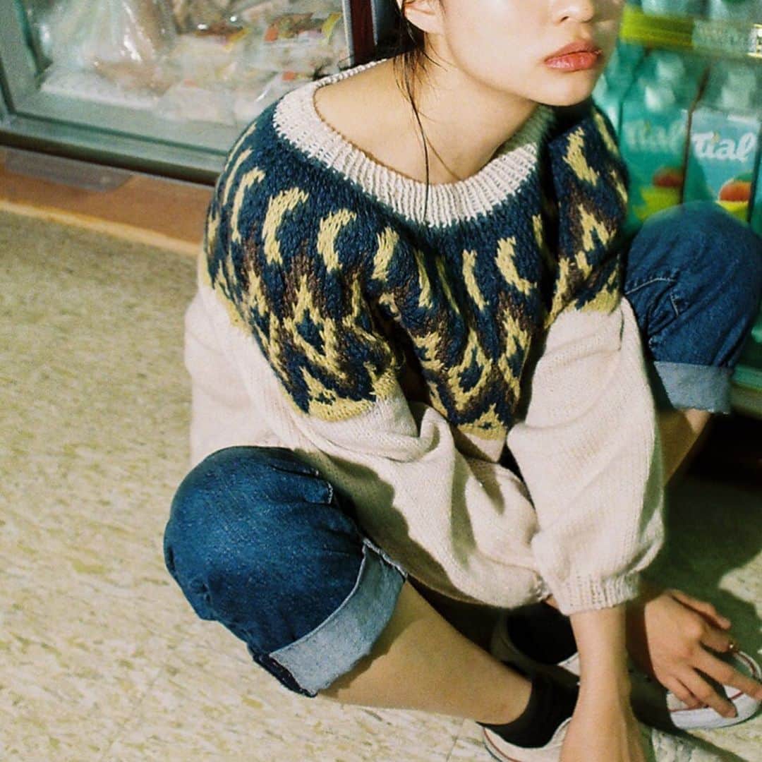 名和風歌さんのインスタグラム写真 - (名和風歌Instagram)「🌙の丸ヨークセーター ㅤㅤㅤㅤㅤㅤㅤㅤㅤㅤㅤㅤㅤ 自分で柄を起こしたセーター！ 色も柄もお気に入り🌜♡ どんどん目数を減らして少なくしていくのが難しくて月の形が変形しないようにするにはどこに配置したらいいのか、、って先生をたくさん困らせてしまったけど、無事にできてよかった🐏🐏 ㅤㅤㅤㅤㅤㅤㅤㅤㅤㅤㅤㅤㅤ  ㅤㅤㅤㅤㅤㅤㅤㅤㅤㅤㅤㅤㅤ 、お店に許可とってます🎞 ㅤㅤㅤㅤㅤㅤㅤㅤㅤㅤㅤㅤㅤ  ㅤㅤㅤㅤㅤㅤㅤㅤㅤㅤㅤㅤㅤ #ふうかのてづくり  ㅤㅤㅤㅤㅤㅤㅤㅤㅤㅤㅤㅤㅤ #手作り服 #ハンドメイド  #丸ヨークセーター #丸ヨーク #ニット #ニット科 #文化服装学院 #文化服装 #ニットデザイン #knitting #knitwear #knitstagram #knit #bunkafashioncollege #handmade」3月16日 18時18分 - fuuka_nw