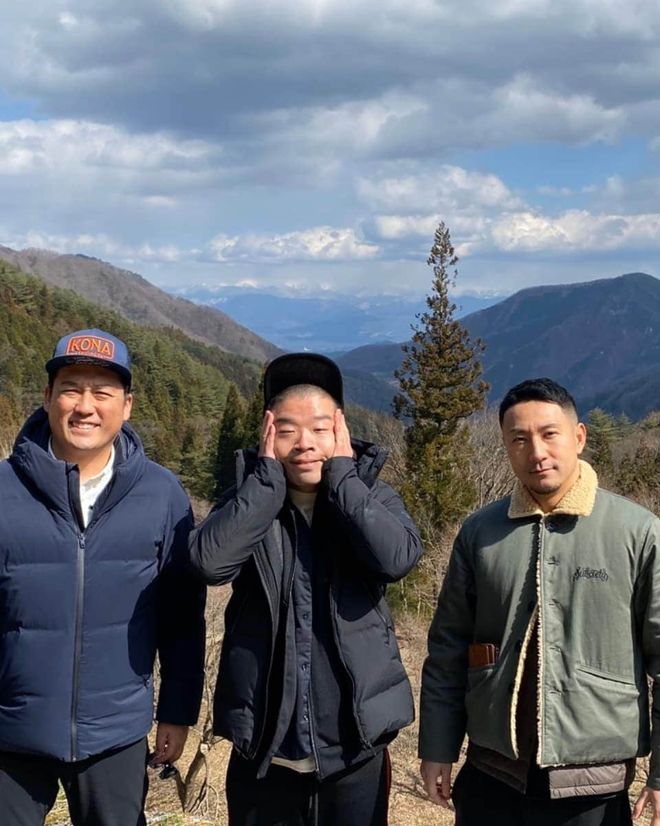 山名文和さんのインスタグラム写真 - (山名文和Instagram)「浪合パークで 星見て 次の日 浪合神社に ありがとう を 言いに行きました。  お蕎麦やさんで かき揚げセット頼んだら 投げてまいそうなサイズ 出てきました。  投げずに 食べました。  #長野県 #阿智村 #浪合パーク #浪合神社 #星に抱かれた次の日」3月16日 18時21分 - fumikazu_yamana