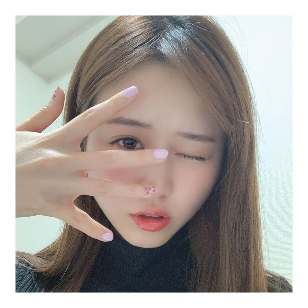 日岡なつみのインスタグラム：「💅 ネイルの写真撮ったら厨二病みたいになった ಠ_ಠ ∵ あと前髪のびたから分けてみた！ ∵ #セルフネイル #ジェルネイル」