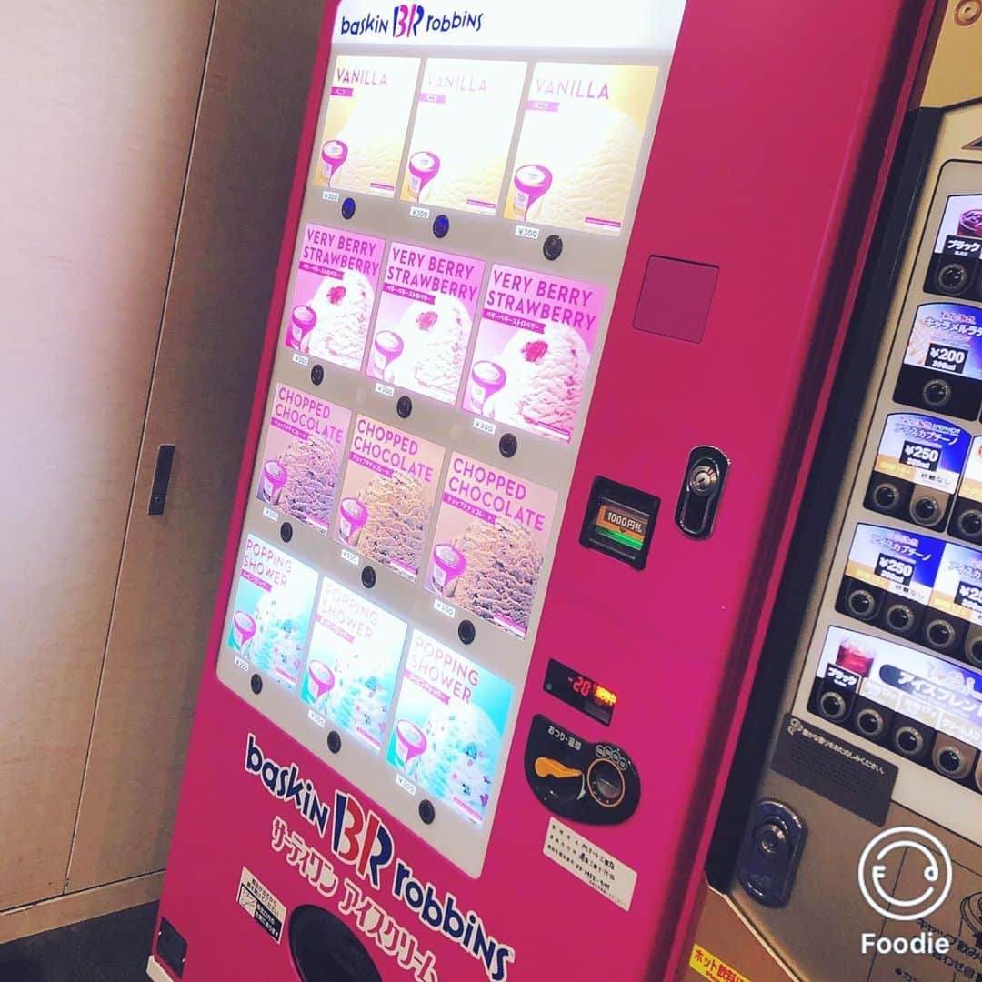 上原歩子のインスタグラム：「サーティワンの自販機初めて見た✨ ピンクで可愛い💕 買いたかったけど寒すぎて諦めた😭」
