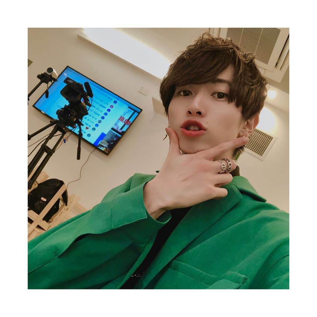 岡田鷹斗のインスタグラム：「カメラから撮るカメラと僕🎥💕 #NEVAGIVEUP #ネバギブ #岡田鷹斗　#イケメン」