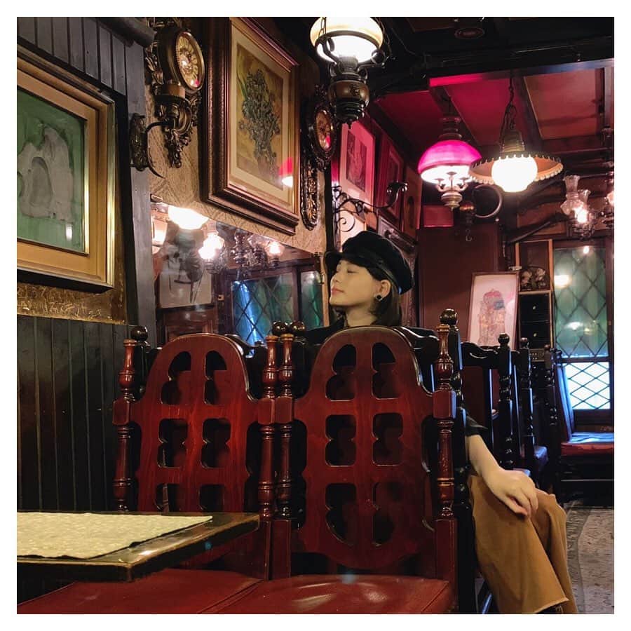 金城茉奈のインスタグラム：「#私の喫茶店巡り vol.11 「邪宗門」 荻窪にある60年以上の歴史が詰まっている喫茶店。 16時オープンのこちら。少し早めに着いてしまいましたが、中からとっても可愛らしいおばあちゃんが出てきて優しい笑顔で快くどうぞと案内してくれました。 2階が飲食スペースになっていて、そこに上がる為の急な階段にびっくり。 そしてその階段を上り下りしながらおばあちゃんがメニューや飲み物を届けに来てくれてまたまたびっくり！  私が頼んだカプチーノは、GAVANのシナモンバーが付いていて、運ばれて来た時からシナモンの良い香りが。おまけにとクッキーまで頂きました！嬉しい☺︎ 年季が入った家具達、絵画、古時計、音楽、置いている本や漫画、そして素敵な笑顔のおばあちゃん。 いつまでも元気でいてほしいなぁ。  時代を超えたような店内はゆったりとした空気が流れており、静かで居心地の良い喫茶店でした。 #邪宗門#喫茶店巡り#喫茶店#荻窪#カプチーノ#ウィンナーコーヒー」