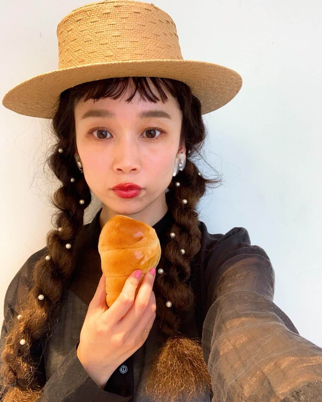 山野ゆりのインスタグラム：「ねじねじコロネヘア🍫🥖２枚目マイクみたい🎤大好きな2人🐥🐥🐥 #コロネヘア」