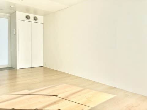 グッドルームさんのインスタグラム写真 - (グッドルームInstagram)「▼⁠採光のデザイン⁠ ⁠ 白い空間に映える、光と影のコントラストを楽しんで。⁠ ⁠ -------------------⁠ ⁠ 東京 #荏原町 1LDK 34.45㎡⁠ ⁠ デザイナーズの1LDKのお部屋です。⁠ ⁠ メゾネットタイプで⁠ 食べる空間と寝る空間を⁠ しっかり分けることができますよ。⁠ ⁠ 吹き抜けがあり、⁠ 上下階の繋がりを感じられる空間に。⁠ ⁠ 大きな窓から陽がいっぱい入ってきます。⁠ レースカーテンを使うと⁠ お部屋に入ってくる光を調整できますよ。⁠ ⁠ インテリアも白で統一すると⁠ お部屋の良さをより引き立たせてくれそうです。⁠ ⁠ ・⁠ こちらの物件は実際に住めるお部屋です。詳細はストーリー、ハイライトにて！⁠ ・⁠ こだわりのお部屋探しは、@goodroom_jp から URLをチェック！⁣⁣⁣⁣⁣⁣⁣⁣⁣⠀⁣⠀﻿⁠ ・⠀﻿⁠ ※最新のお家賃につきましては、リンク先物件ページからご確認ください。⁠」3月16日 18時44分 - goodroom_jp