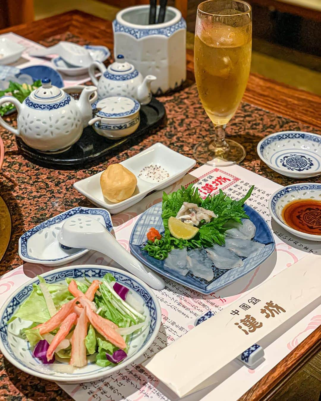 Yukicoさんのインスタグラム写真 - (YukicoInstagram)「🥢 【新しい鍋に今更ながら出会えた💡 グルメ通がこぞって通う漢城焼鍋】 . . ✔︎今夜は何を食べるのか決まってない ✔︎どこにいくのかも決まってない ✔︎新規開拓したいとき そんな時にふと思い出してほしいのが 【本格中華料理と中国鍋 漢城】です . . 何の心構えもないときに 私は突如として現れたこのお鍋に感動を覚えました☄︎ 何の先入観もなしで 是非召し上がっていただきたい なかなかない希少な味わいをお楽しみ頂けます🥢 . . . . 高級な門構え 勇気をもって扉を開けて入るのが最初の一歩👣 （たのもう！的な） . . . 店内はすべて個室対応 籐の仕切りで密閉感がないので 鍋の臭いがつきにくい✧︎*。 ゴミ袋を持ち歩いてる私にとっては吉報でした🎯 . . チャイナ服の女性がお鍋を切り盛りしてくれるので おじさんはもれなくウハウハなれるシステム♡ （タッチは犯罪です） . . 中国焼鍋は黒豚or牛を選べますが お店からの強烈なリコメンドにより 豚をチョイス🐖 . . 漢城焼鍋 人気NO.1 鹿児島県産黒豚使用 厳選豚肉コースをいただきました ◆前菜 ◆揚げ物 ◆漢城焼鍋 ・鹿児島県産黒豚 ・野菜盛り ・旬の具材盛り ・海鮮三種盛り ・点心 ◆ラーメン ◆デザート . . 前菜はその日の厳選された素材から お楽しみの2品が提供されます🥢 ▫️てっさ ▫️いか団子 ▫️蟹の身のサラダ . 前菜を召し上がりおわるタイミングを見計らって 鍋を作りはじめてくれます🍲 （写真を撮ったりもたもたしてられません） . . . つけだれの配合は 醤油7:酢3 がおすすめ ネギ、七味、ニンニクもお好みで🧄 . ここへおすすめなのが紗茶醬 八角の風味薫るエスニックテイストな味噌風 これにすぐさまハマると もう紗茶醬なしではおさまらない そんな味わいに七変化します🌈 . . 見たこともないカタチのお鍋にザワワ✧︎* 真ん中のドーム部分でお肉を焼きながら まわりにスープを流し入れ 野菜や麺類をいただきます🥬 . お肉を焼くと肉汁がスープに流れていくシステム この肉汁がまざったスープがお出汁となって 旨みが増すという計算🧮 . 火鍋のように海老や団子、つみれ等もあり 確実にいいお出汁を約束されたようなものですね🗝 . . 焼き上がったお肉や煮えた野菜を まずつけだれで食してみると スルスルはいっていく不思議な味わい♡ まさに身体にやさしい感じです✨ . そんなこんなの間に 肉と野菜の旨みが出たスープが生成されていくわけです 海老がまたいい仕事をしてくれました🦐 . もう春雨の時点で 私はすっかりトリコ🤤 . . ラーメンは品のある極細麺🍜 少しずつしか提供されないので あまりの美味しさに瞬殺です ここで暴れないでください🙌🏻←抑える手 ラーメンはおかわりができますから👍🏻 . 少し胡椒を加えてラーメンをいただくと 更に本格派の仕上がりになります （自分が作ったわけじゃないのに） . . そしてデザートは選べる4択 ▫️杏仁豆腐 ▫️バニラアイス ▫️ゆずシャーベット ▫️タピオカ入りココナッツミルク . 手作りの杏仁豆腐が驚愕の美味しさなんです🥄 どんな気分であっても 杏仁豆腐を選ばないすべはありません （じゃあなんで聞くんだ） . . 美味しさにラーメンを食べ過ぎた人の分まで いただいちゃわないと損‼️ 最後の最後までお楽しみください♡ . . . . 【アラカルト】こんなメニューもあり〼 漢城特製チャーハン　1100円 漢城特製ギョーザ　6個入り550円 海鮮餡かけ焼きそば　1600円 四川風麻婆豆腐　1200円 . . お腹も心も満たしてくれるそんな漢城鍋🍲 きっと潤いに満ちた夜になると思います♡ 是非ブックマークをお忘れのないように🗒 . . . . . . . . . 本格中華料理と中国鍋 漢城　@kanjyo_shinsaibashi  大阪府大阪市中央区東心斎橋2-8-14 tel: 0662140591 時間17:00-翌3:00(L.O.2:00) ‥‥‥‥‥‥‥‥‥‥‥‥‥‥‥‥‥‥‥‥‥‥‥‥‥‥‥‥‥‥‥‥‥‥ #oden #japanesefood #estfoodhall#関西グルメ #中国鍋#漢城焼鍋#漢城#鍋#本格中華料理と中国鍋漢城鍋#大阪中華#大阪中華料理#スタグラム#鍋スタグラマー#大阪鍋ランキング#大阪鍋料理#大阪鍋#大阪グルメ #グルメ通が集まるお店#グルメスタグラム#なんばグルメ#心斎橋グルメ#大阪グルメ #大阪ディナー #酒呑みごはん #のんべえ #大阪呑み #食スタグラム #よるごはん #夜ごはん#高級グルメ #肉好きな人と繋がりたい」3月16日 18時55分 - yukicolifecom