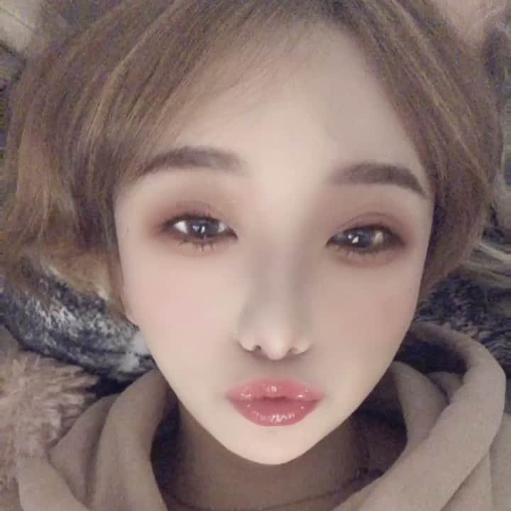 大石ほのかのインスタグラム：「早送りすぎてテレビがケラケラケラって聞こえる動画www . 最近すすきのはちょっとずつ人が増えてきて元気になってきて嬉しいな💓😁 . 気持ちで負けるなっ常に楽しく元気出いれば風邪なんてよってこないよ✨✨て思ってる♪笑 病は気から💓 .  #likeforlikes#followforfollowback#photooftheday#likeforfollow#follow4follow#instagood#❤#いいね返し#かわいい#夜遊び#乳スタグラム#巨乳#谷間#酒#love#飲み会#ススキノ#ホステス#キャバクラ#キャバ嬢#ニュークラブ#フィリア#バルセロナグループ#歌舞伎町#六本木#中洲#錦#栄#北新地#ミナミ」
