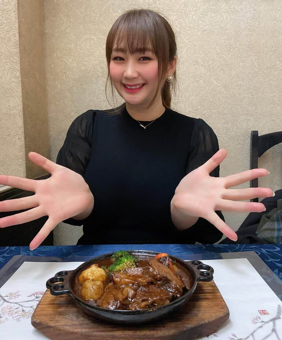 のインスタグラム：「🌸 浅草ぶらり🐈🐾 #グリル佐久良 に行ってきた🤤♥️ トースト食べたかったなぁ🥺🍞 . #浅草 #雷門 のちょうちん?なかった😳❗️」