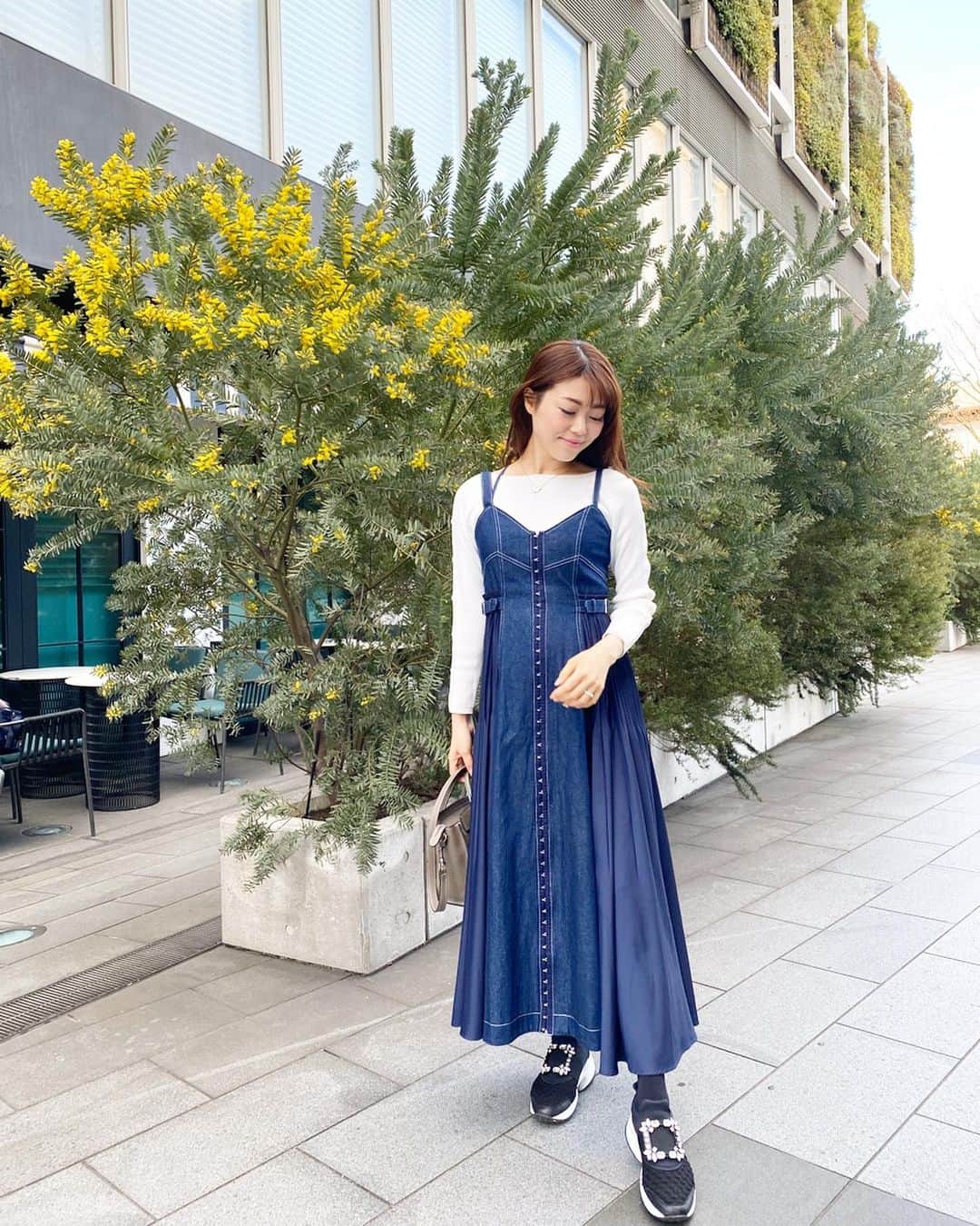 のインスタグラム：「. 年末に @mystrada_official で お腹周りゆったり着られるアイテムをいくつか購入したのですが、 かなり重宝していて買って大正解でした❣️ . tops・onepiece・outer #mystrada bag #celine shoes #rogervivier . 最近色々なブランドから出ているこのワンピースのデザイン。 サイドがプリーツになっていて、 ベルトでサイズ調整も可能なのでとっても楽ちんです💓 . . #コーディネート #マタニティコーデ #マタニティーコーデ #マタニティコーディネート #妊婦コーデ #ワンピースコーデ #マタニティライフ #マタニティ生活 #プレママ #プレママさんと繋がりたい #初マタ #マタニティ記録」