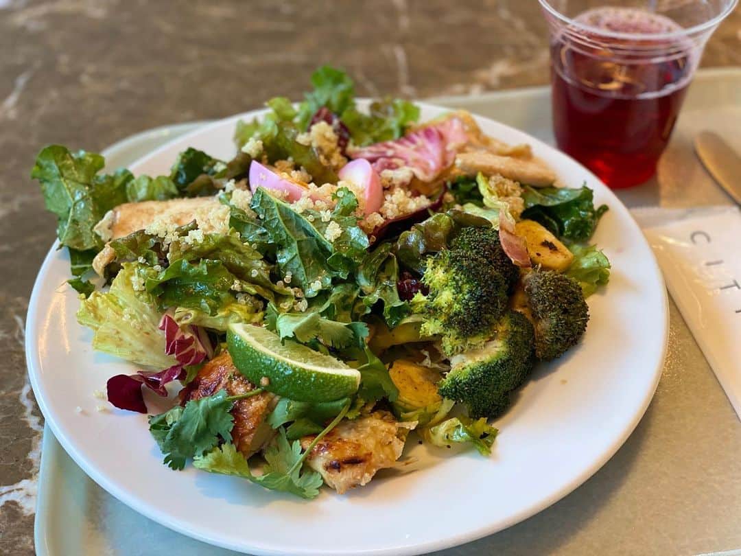 黒澤まさ美さんのインスタグラム写真 - (黒澤まさ美Instagram)「. とにかくお腹がすき過ぎて仕方ない！という時によく行くのが @cityshop.tokyo 🥗 これでもか！と云わんばかりのお野菜は見ているだけでも大満足。。笑 #キヌア が大好きなので見つけると必ずトッピングしてしまいます😋 . #cityshop #lunch #salad #omotesando  #tokyo  #foodporn  #サラダ #サラダランチ  #シティショップ  #お昼ごはん  #表参道 #表参道カフェ  #表参道ランチ #昼ごはん」3月16日 19時01分 - masami_kurosawa